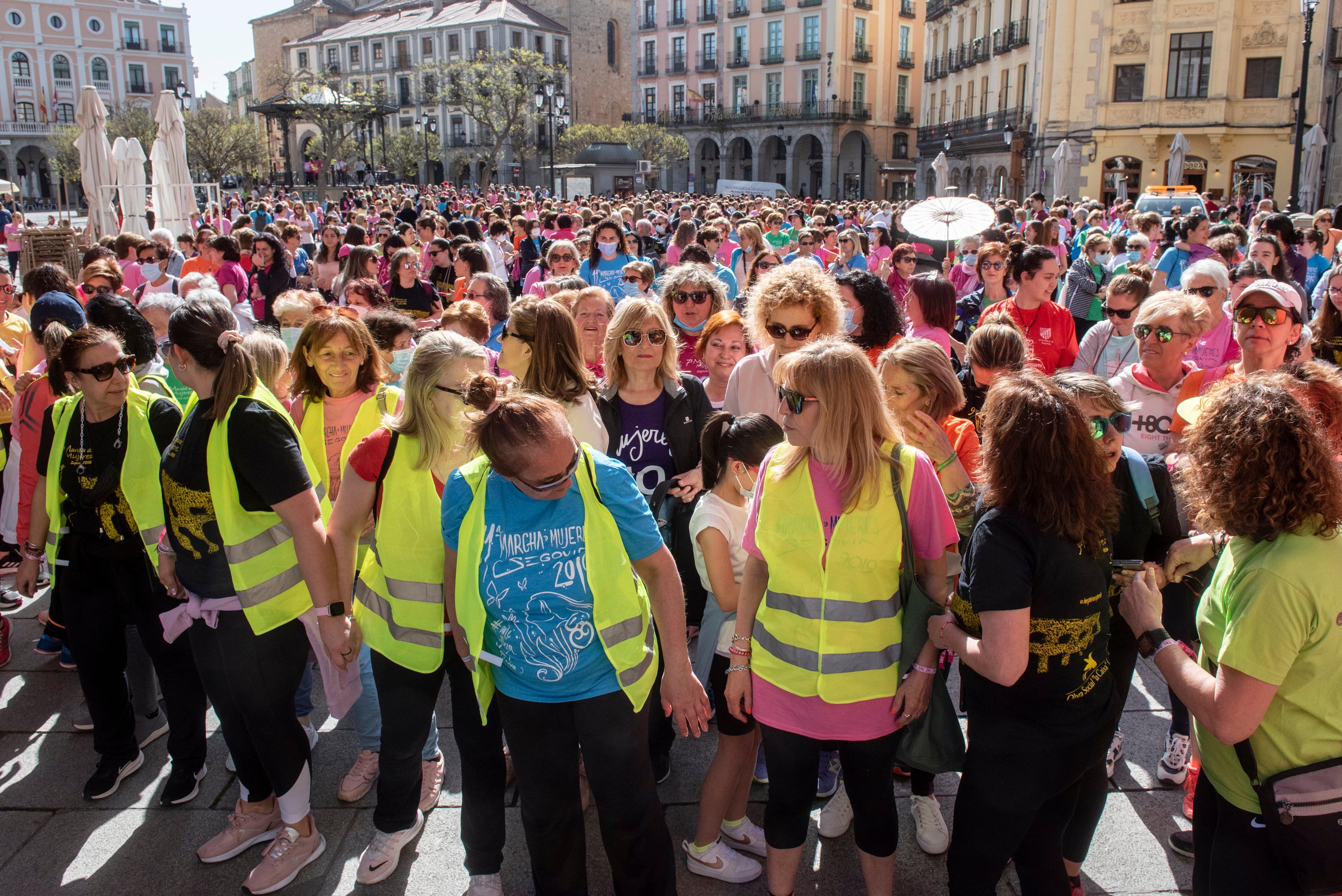 Cientos de mujeres marchan este 1 de mayo por las calles de Segovia.