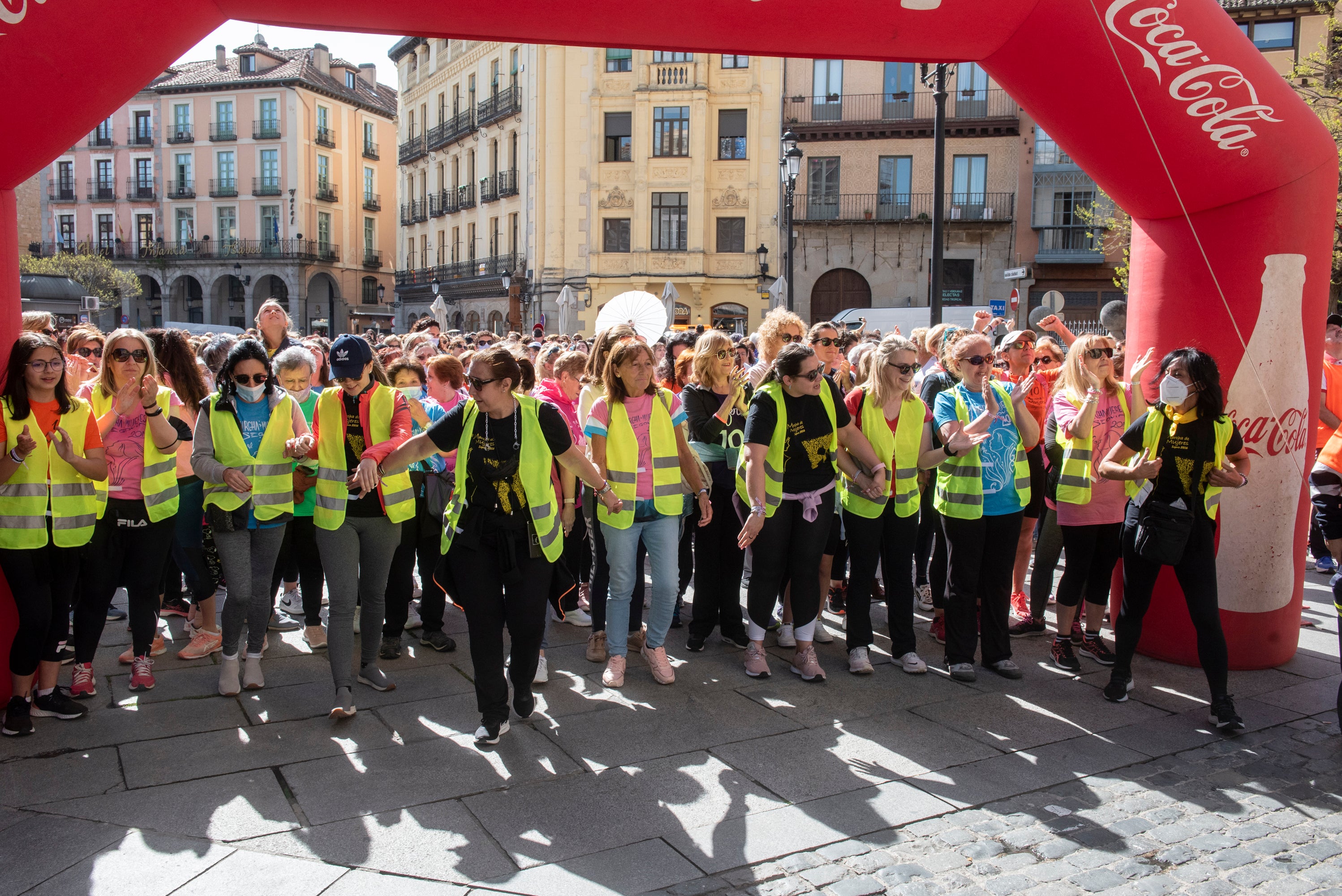 Cientos de mujeres marchan este 1 de mayo por las calles de Segovia.
