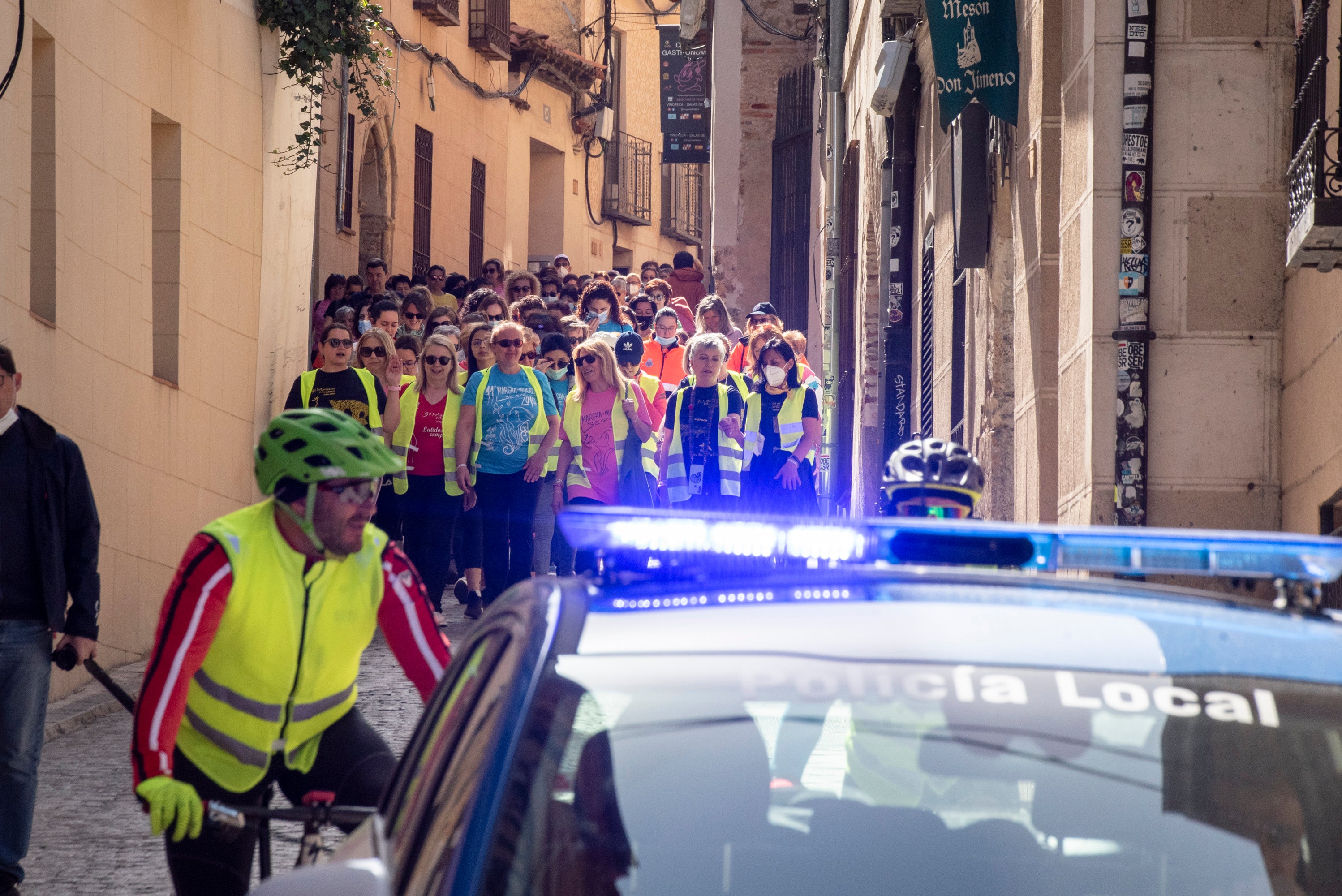 Cientos de mujeres marchan este 1 de mayo por las calles de Segovia.