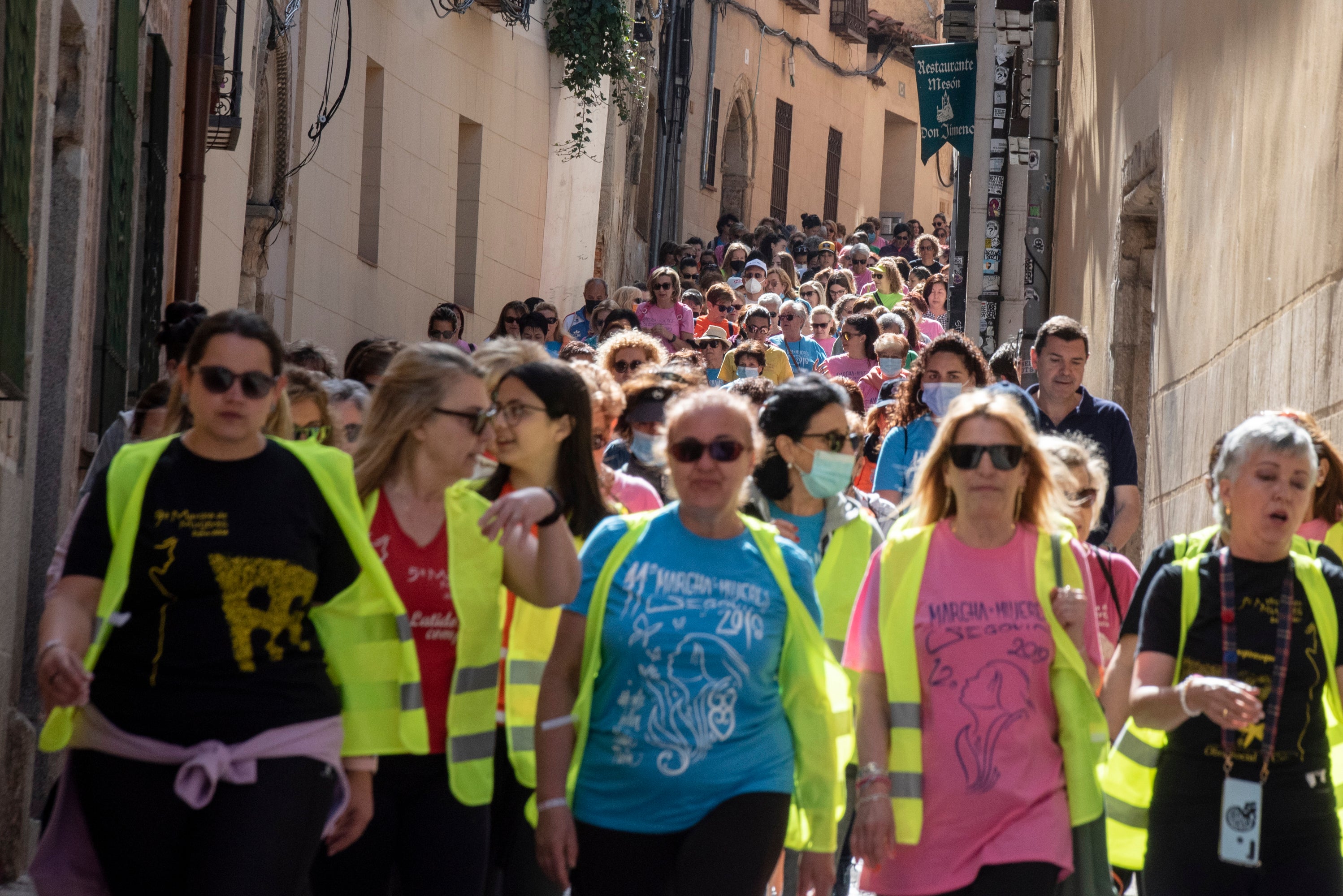 Cientos de mujeres marchan este 1 de mayo por las calles de Segovia.