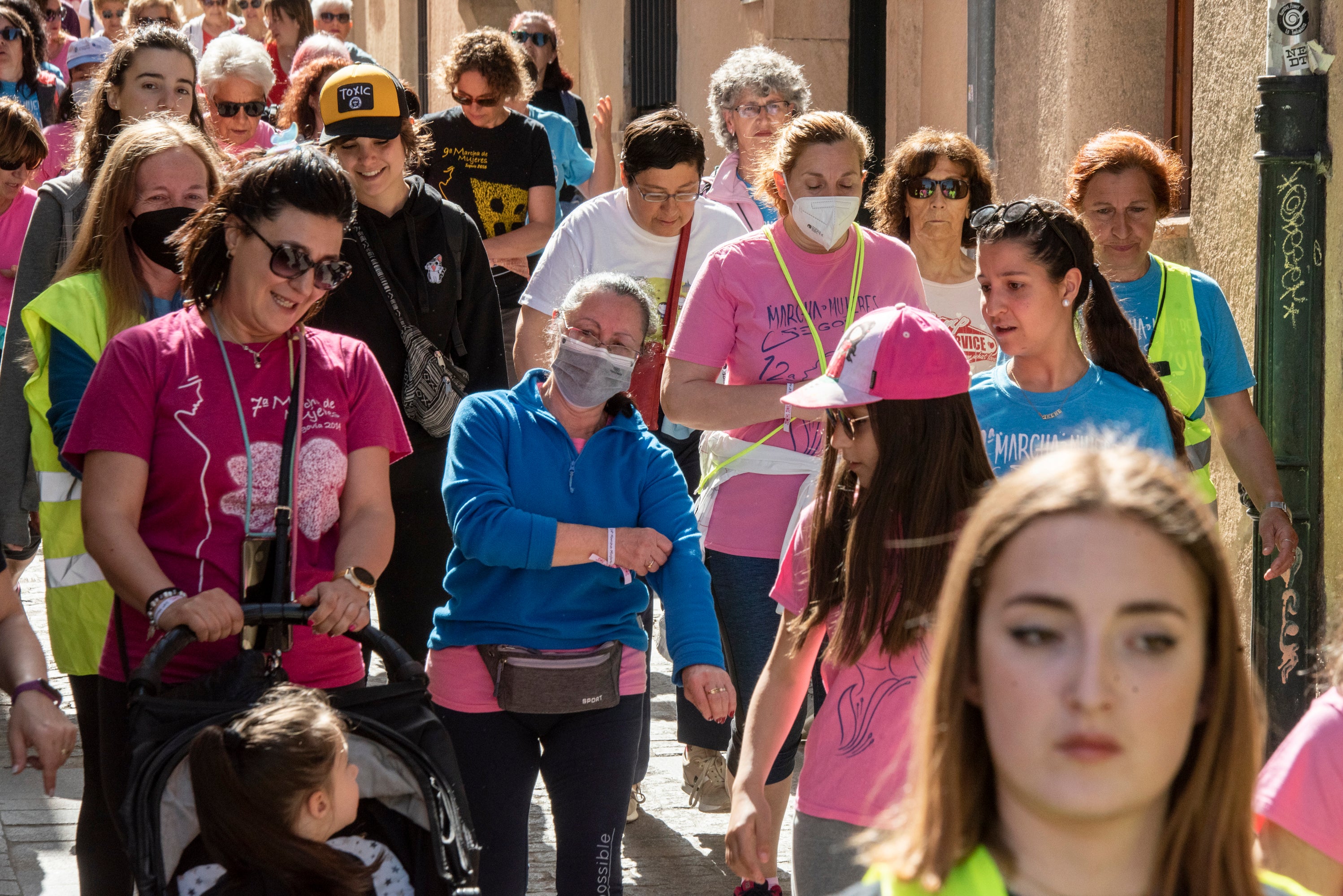 Cientos de mujeres marchan este 1 de mayo por las calles de Segovia.