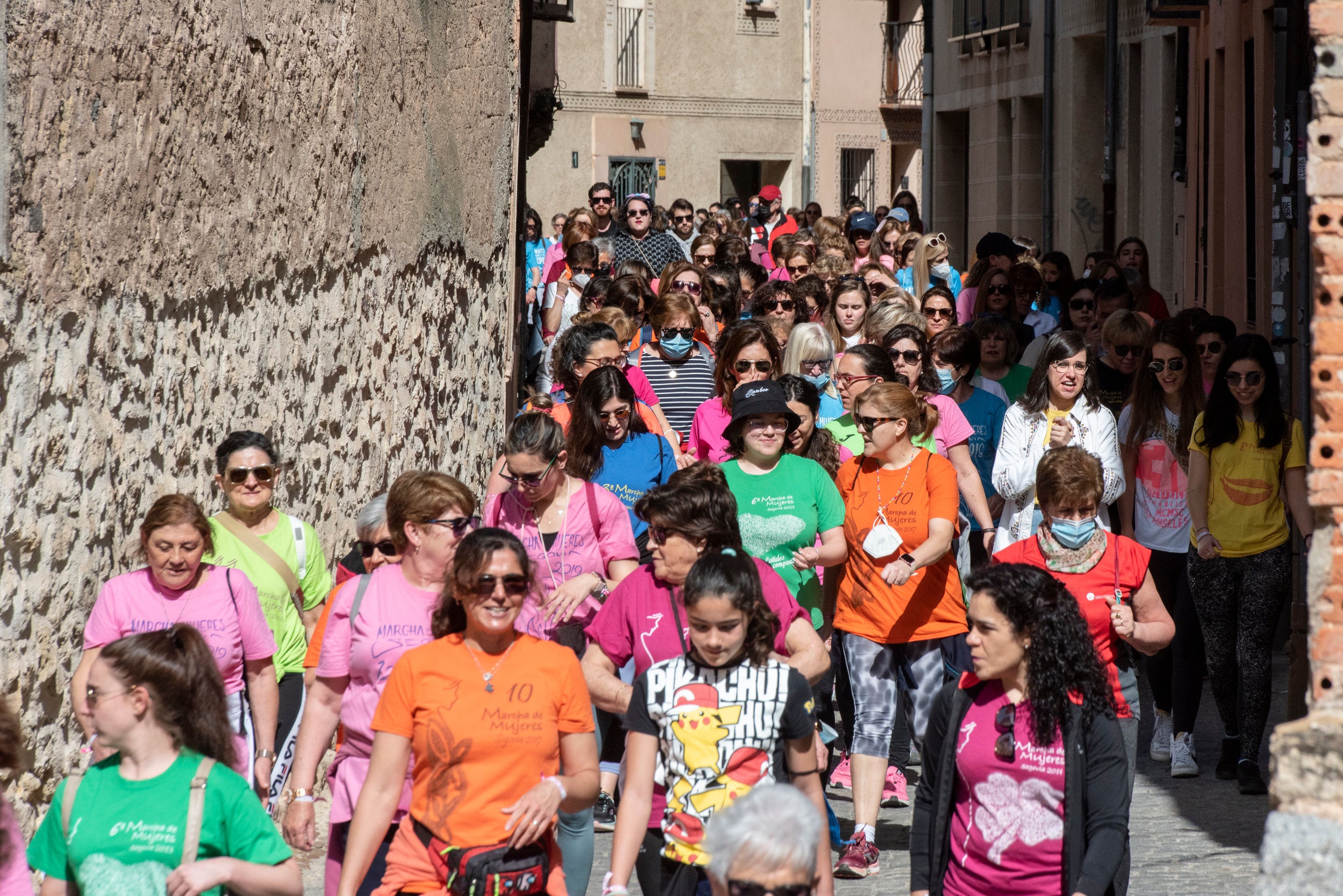 Cientos de mujeres marchan este 1 de mayo por las calles de Segovia.