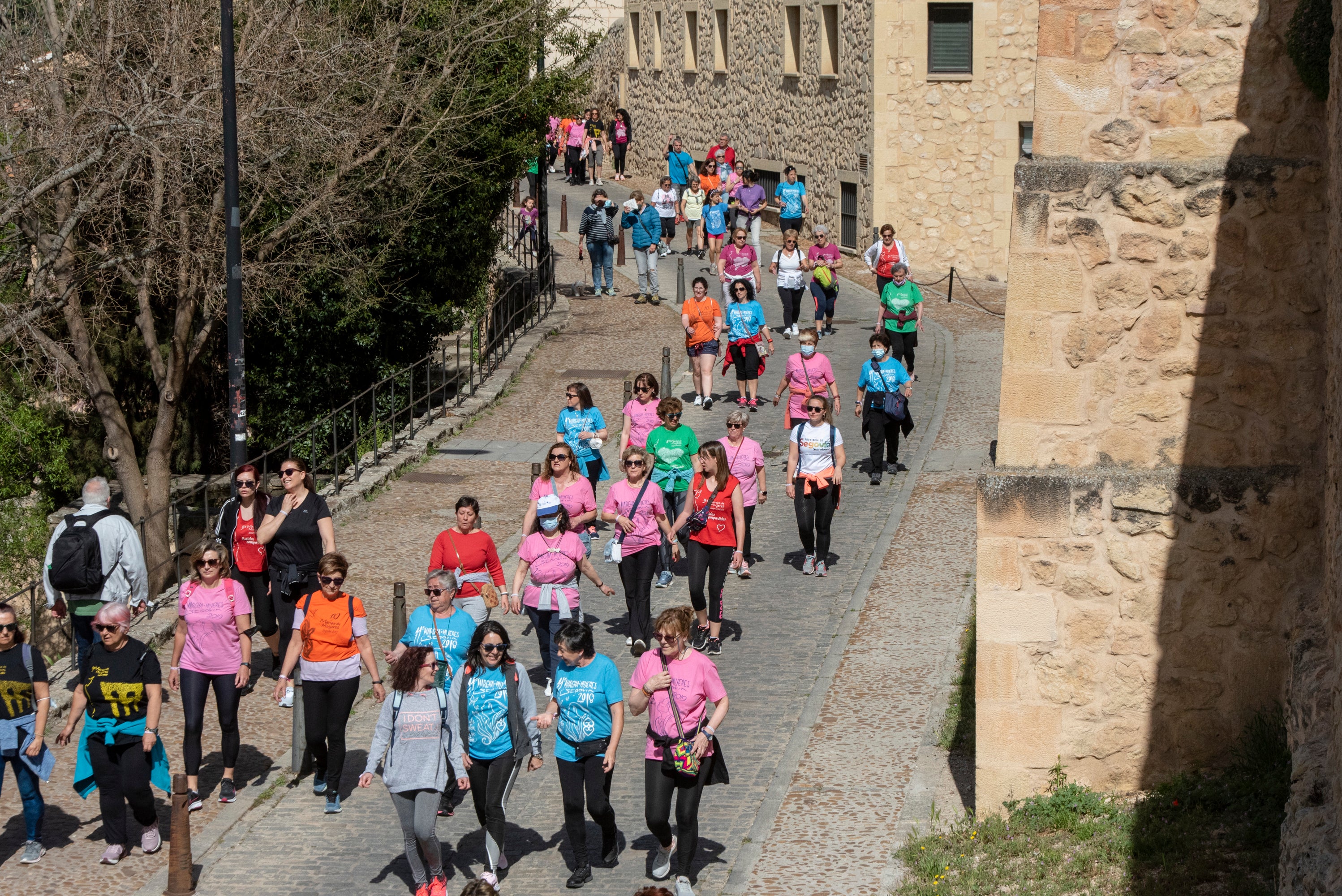 Cientos de mujeres marchan este 1 de mayo por las calles de Segovia.