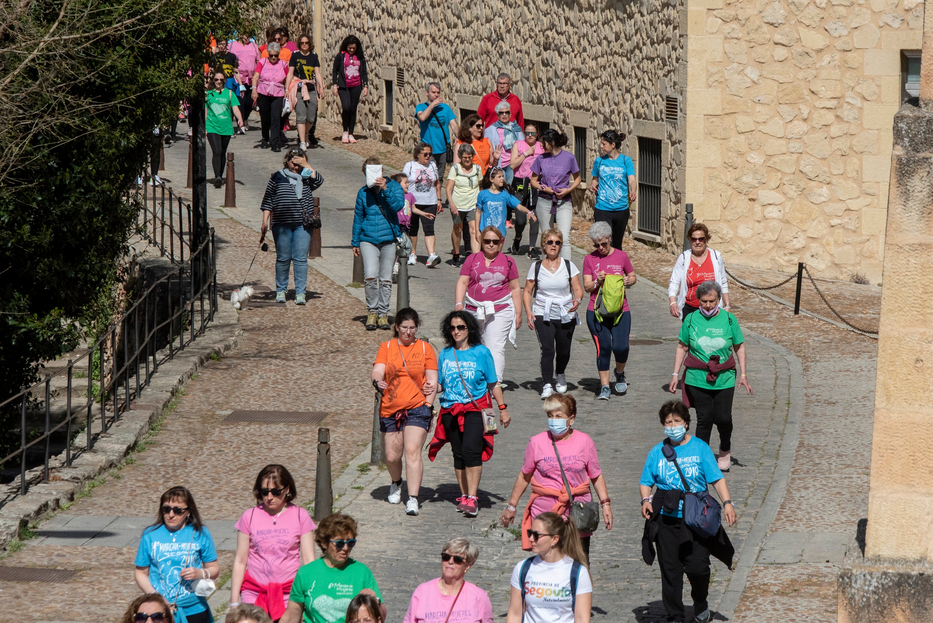Cientos de mujeres marchan este 1 de mayo por las calles de Segovia.