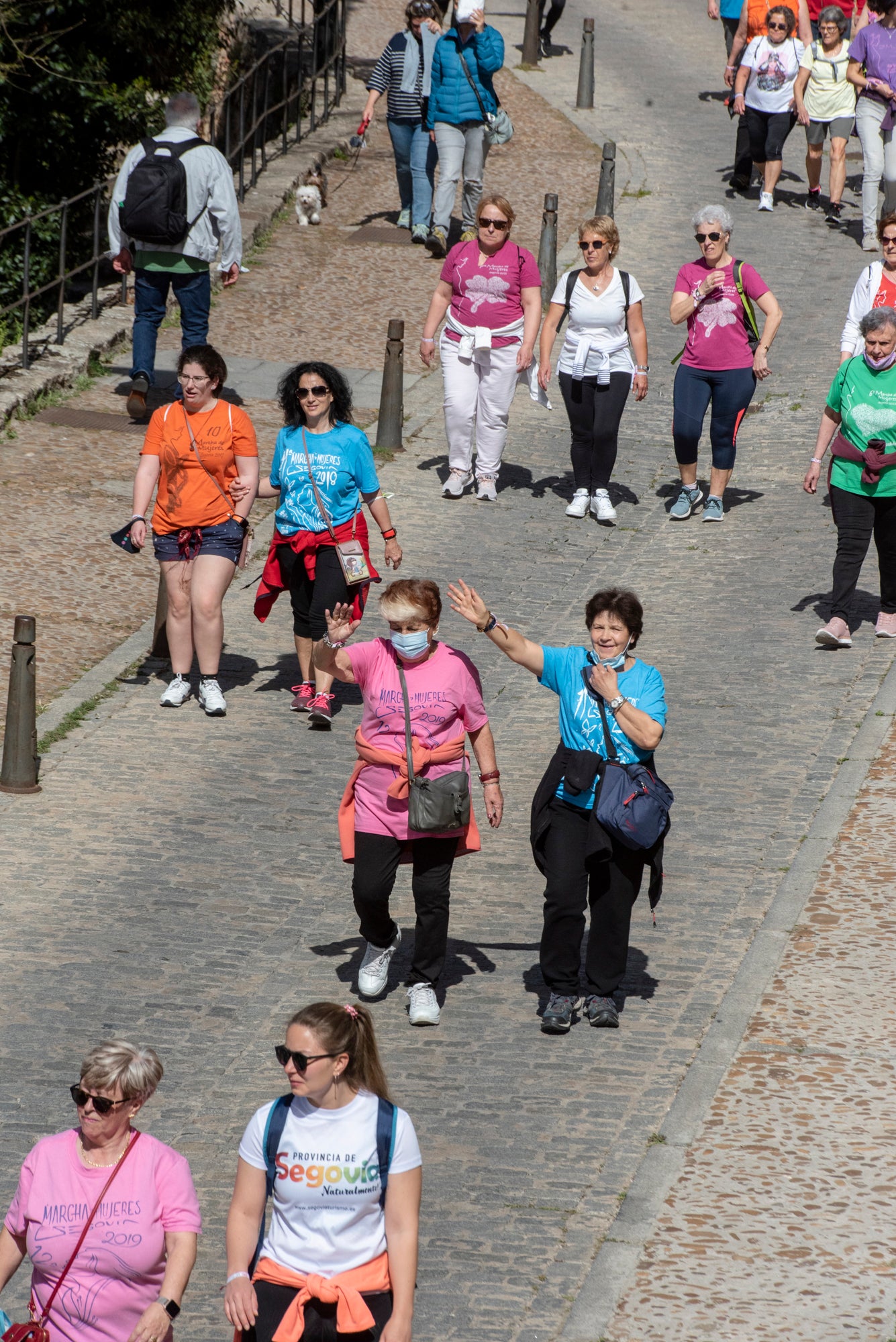 Cientos de mujeres marchan este 1 de mayo por las calles de Segovia.