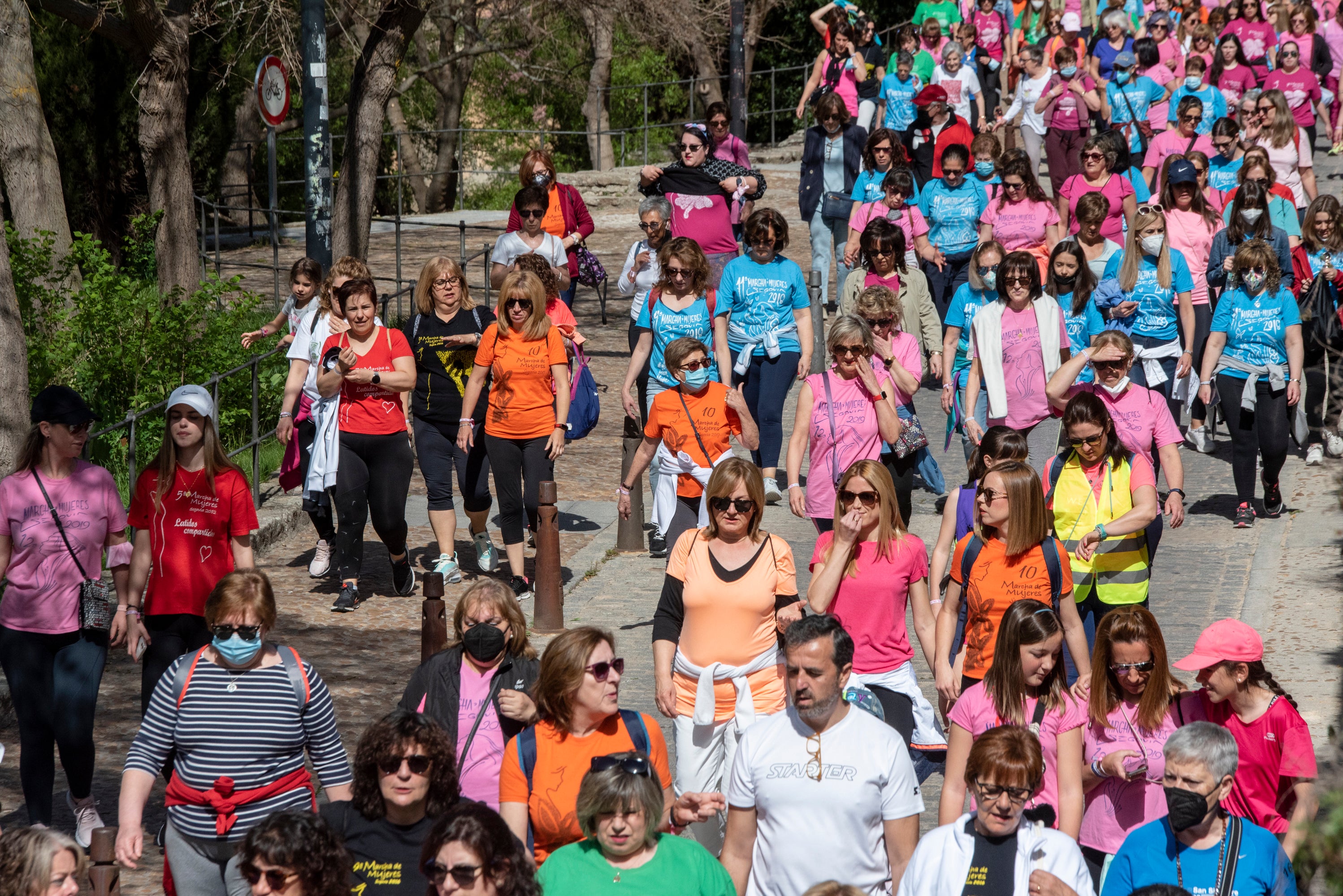 Cientos de mujeres marchan este 1 de mayo por las calles de Segovia.