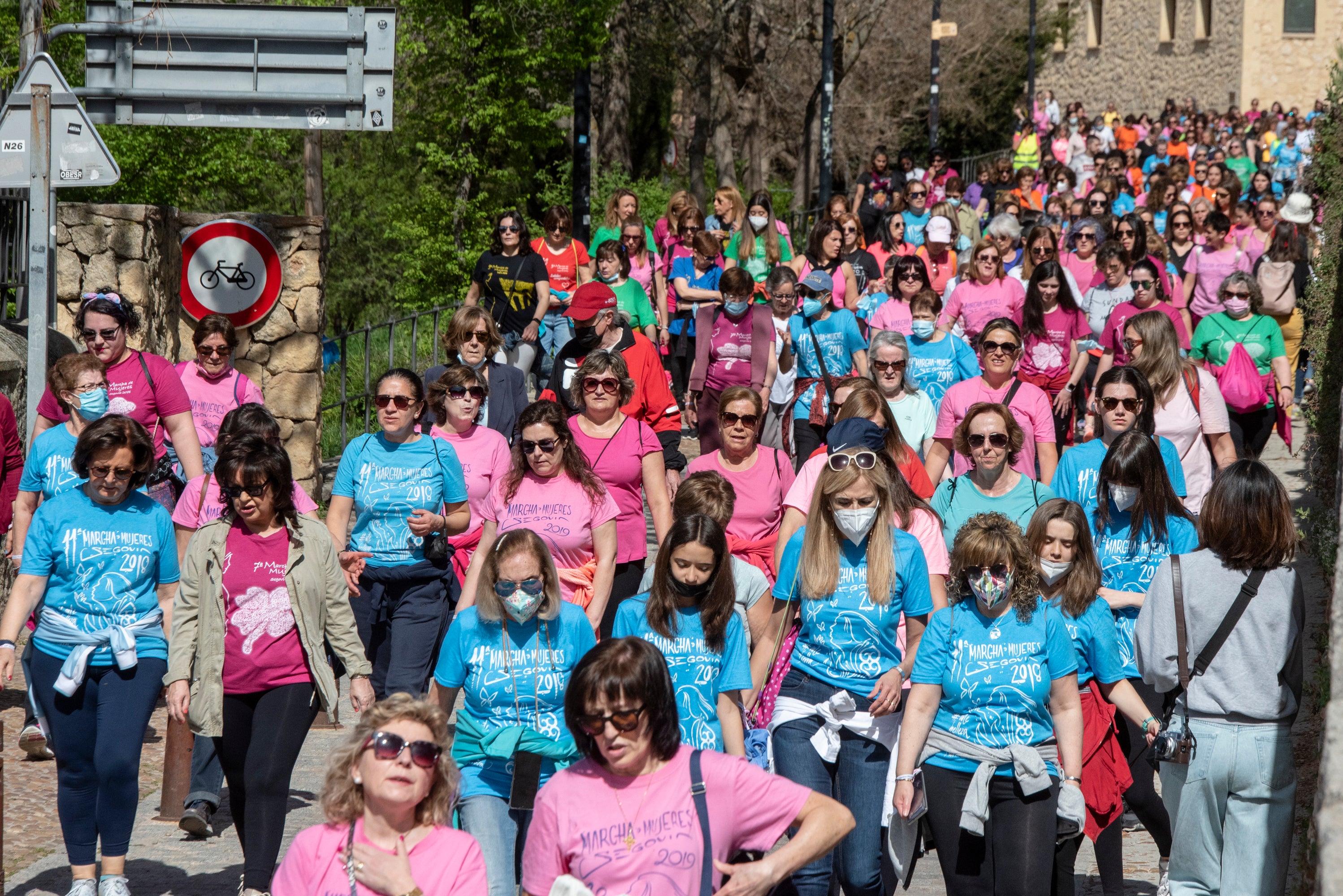 Cientos de mujeres marchan este 1 de mayo por las calles de Segovia.
