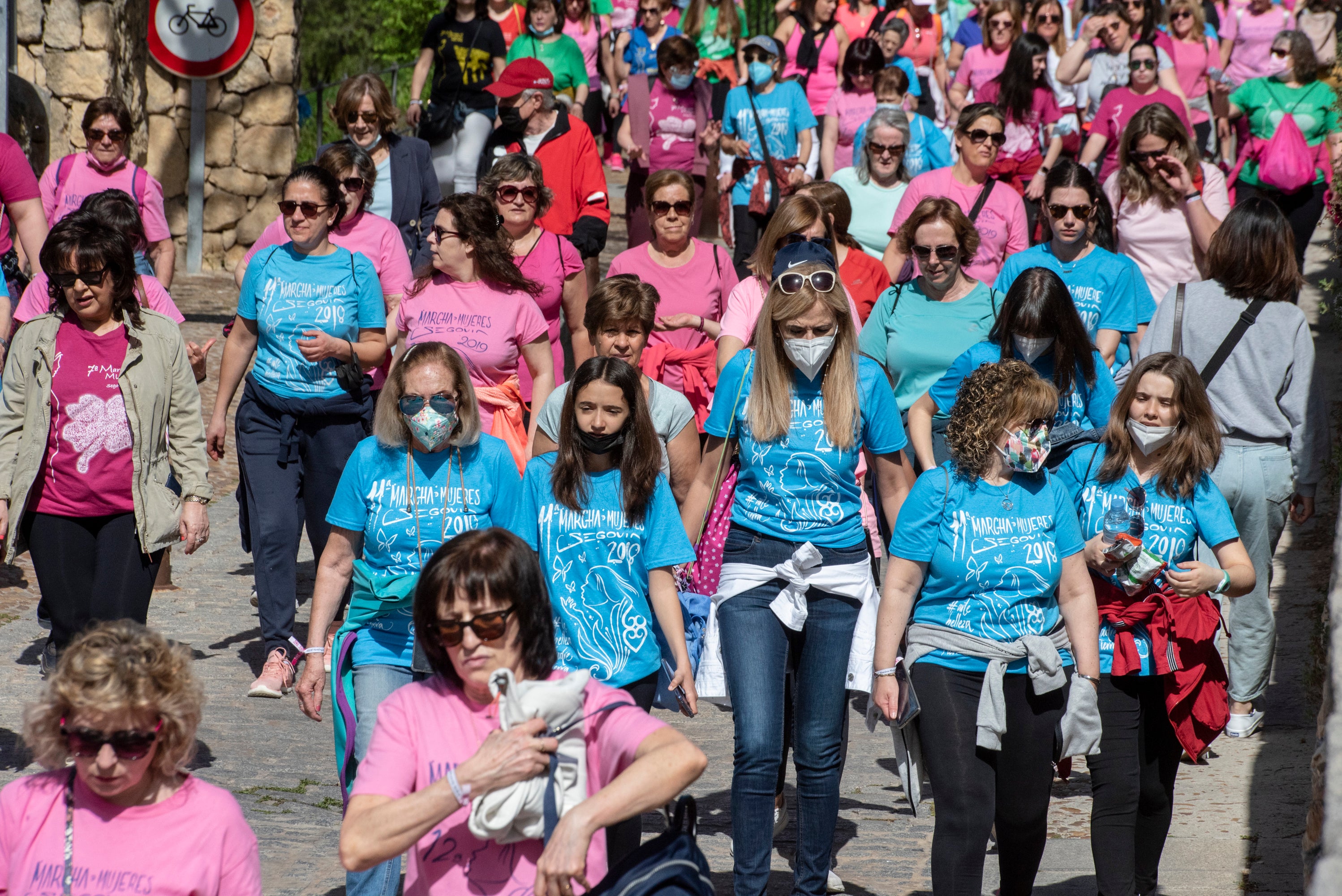 Cientos de mujeres marchan este 1 de mayo por las calles de Segovia.