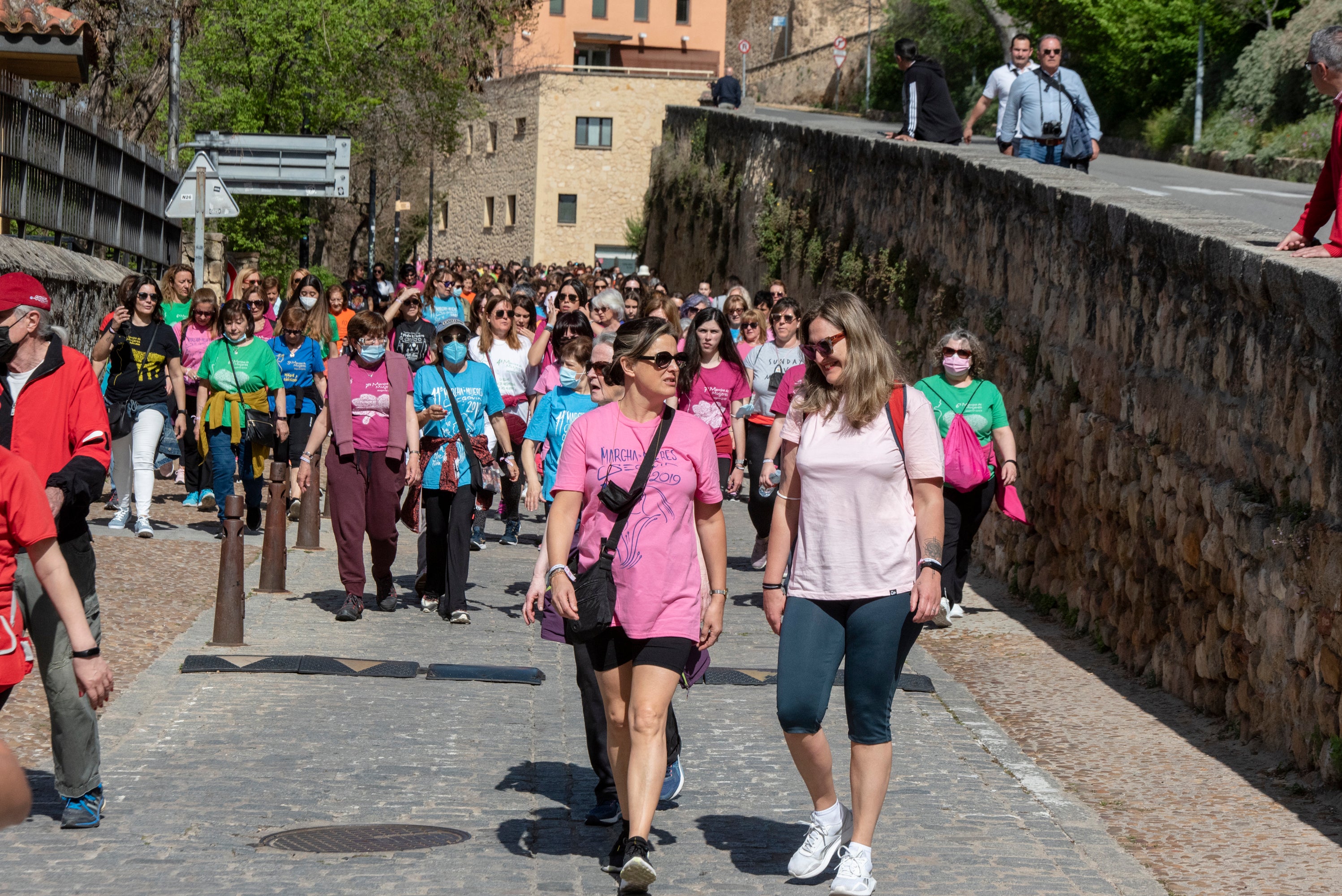 Cientos de mujeres marchan este 1 de mayo por las calles de Segovia.
