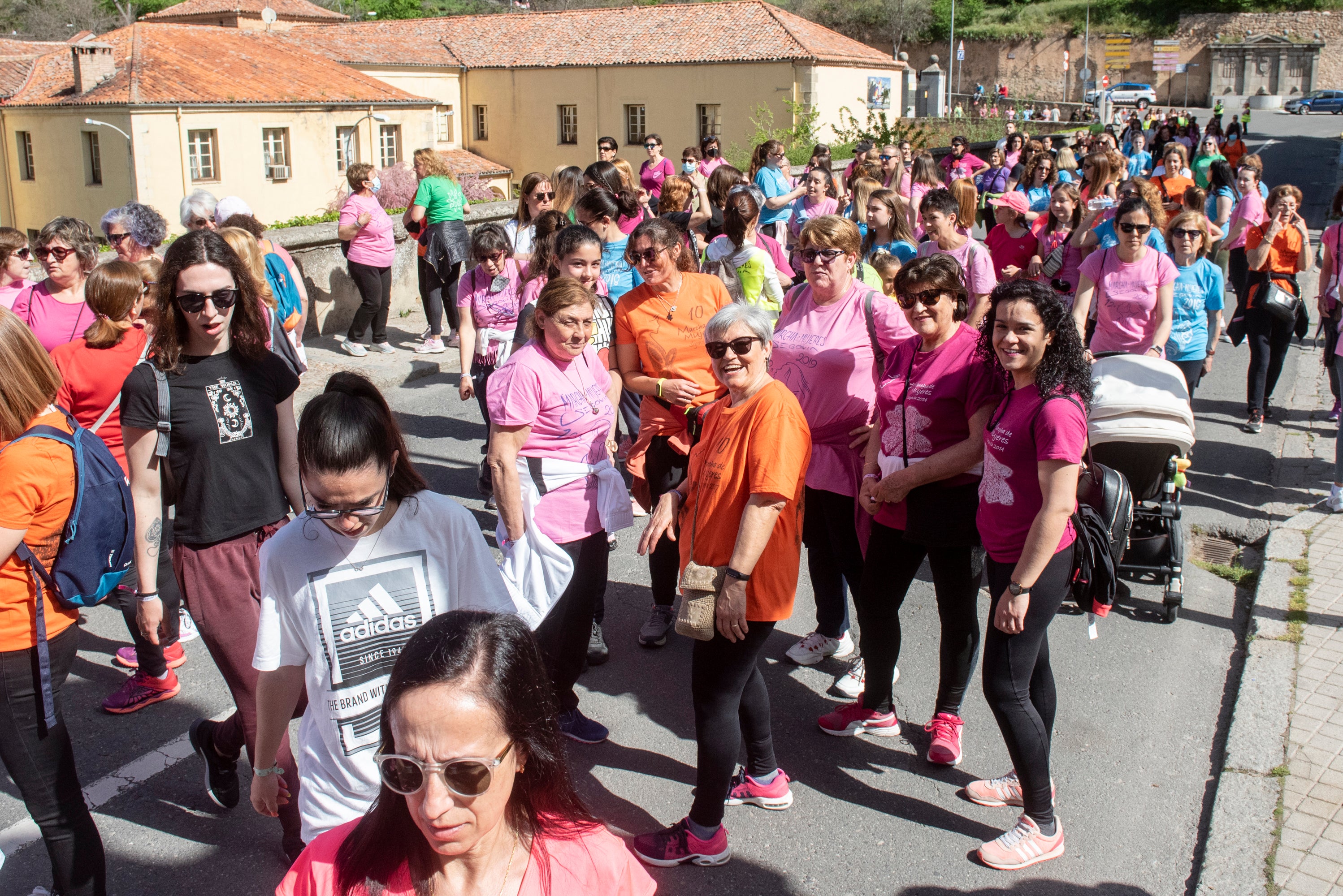 Cientos de mujeres marchan este 1 de mayo por las calles de Segovia.
