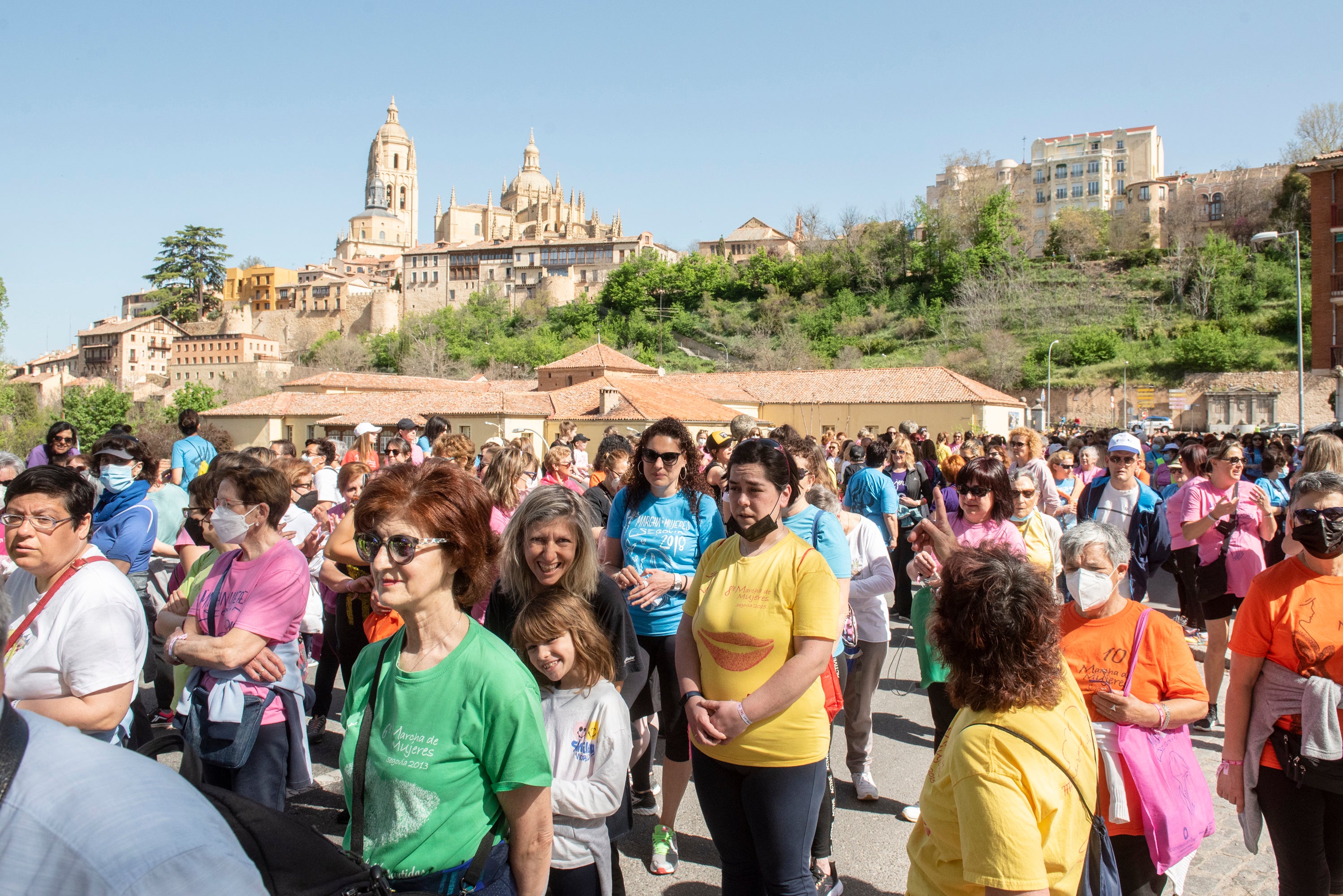 Cientos de mujeres marchan este 1 de mayo por las calles de Segovia.