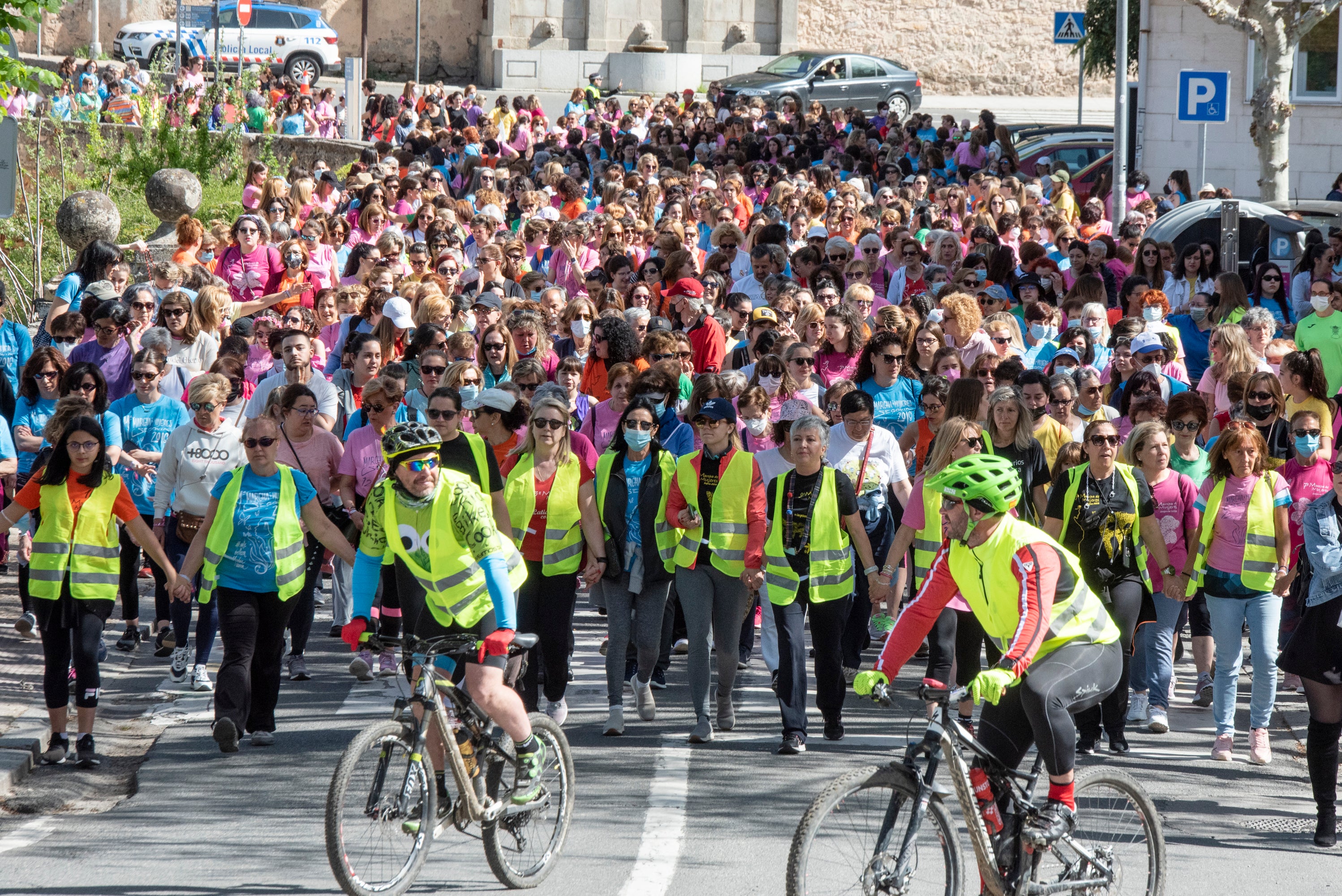 Cientos de mujeres marchan este 1 de mayo por las calles de Segovia.