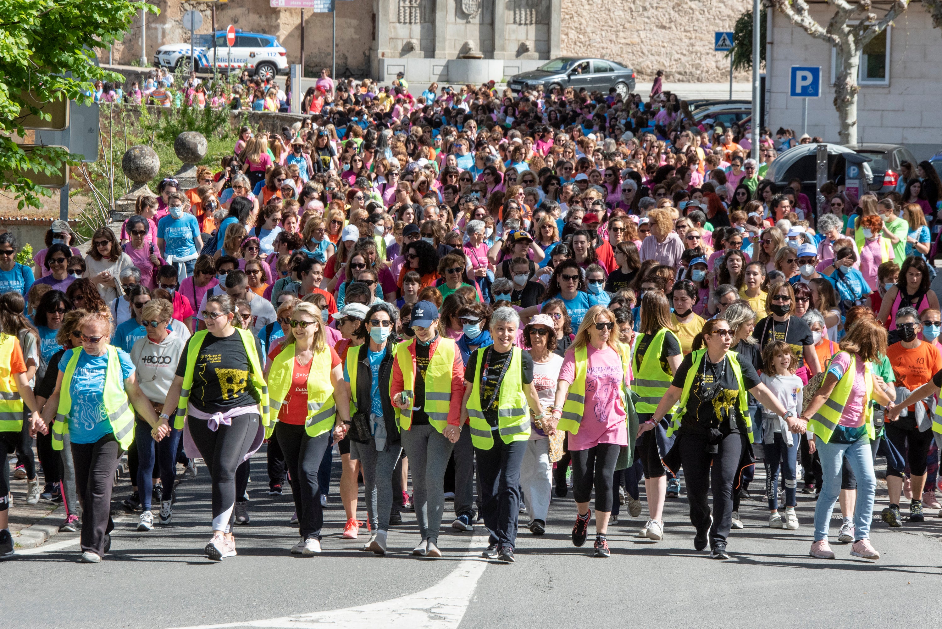 Cientos de mujeres marchan este 1 de mayo por las calles de Segovia.