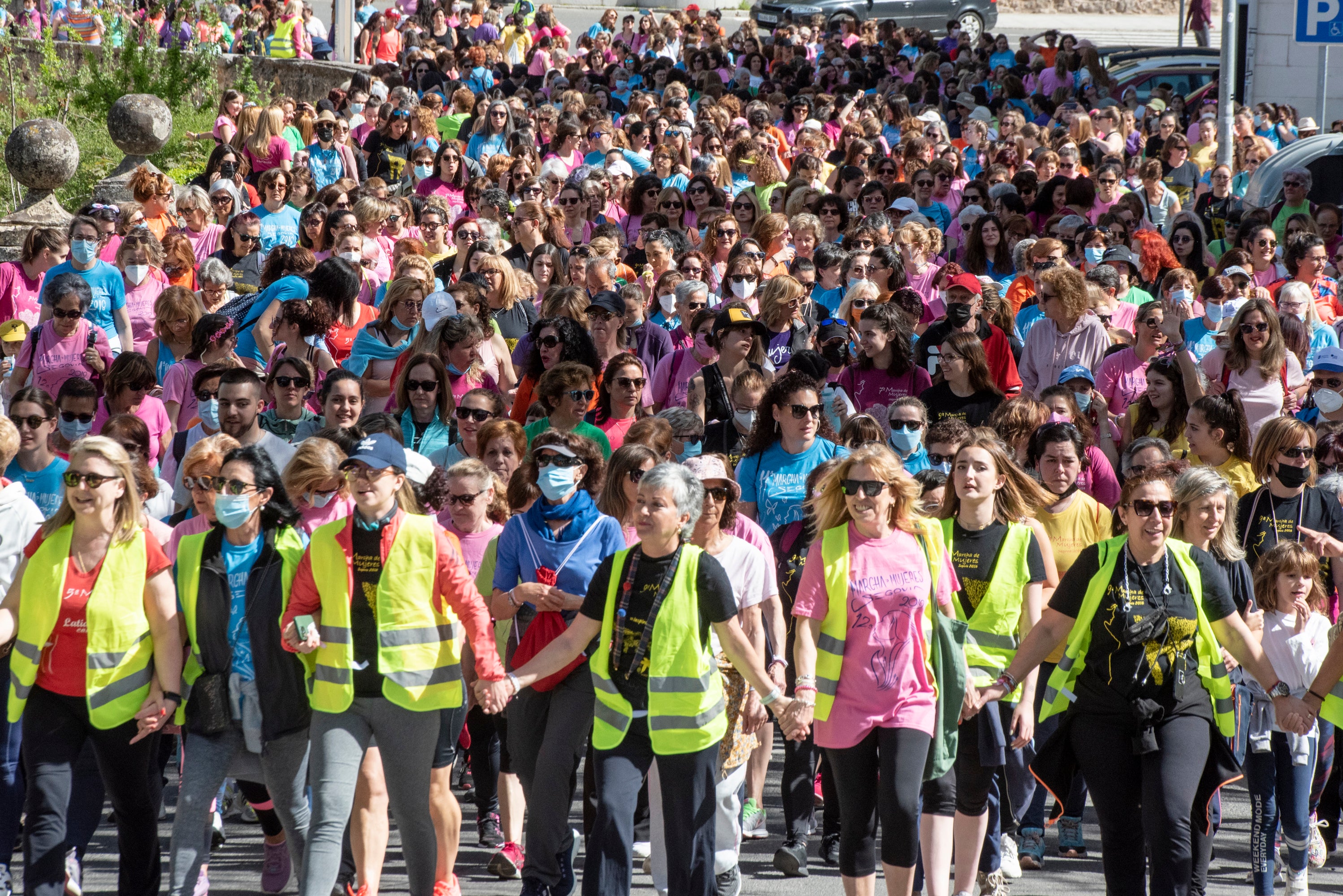 Cientos de mujeres marchan este 1 de mayo por las calles de Segovia.