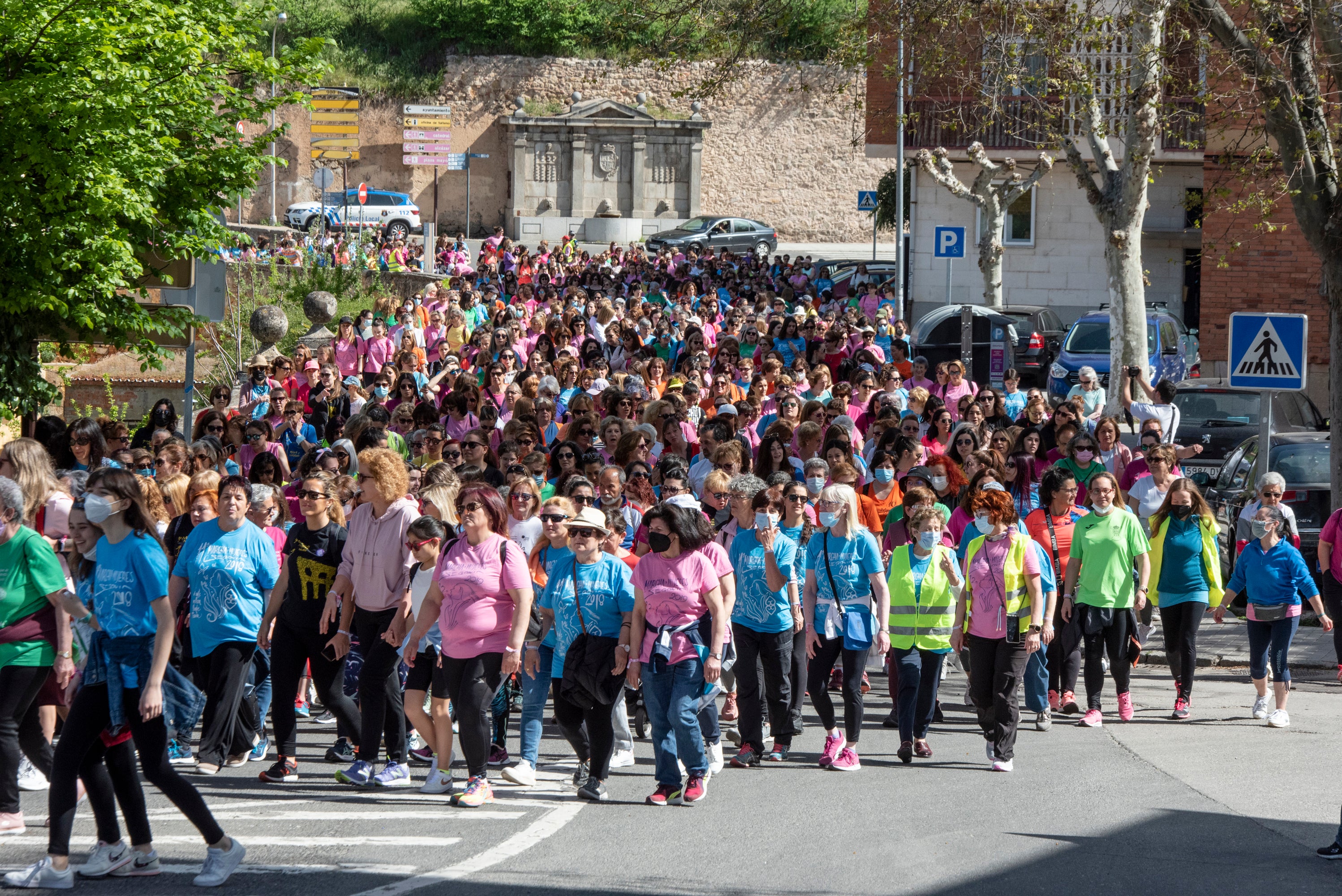 Cientos de mujeres marchan este 1 de mayo por las calles de Segovia.