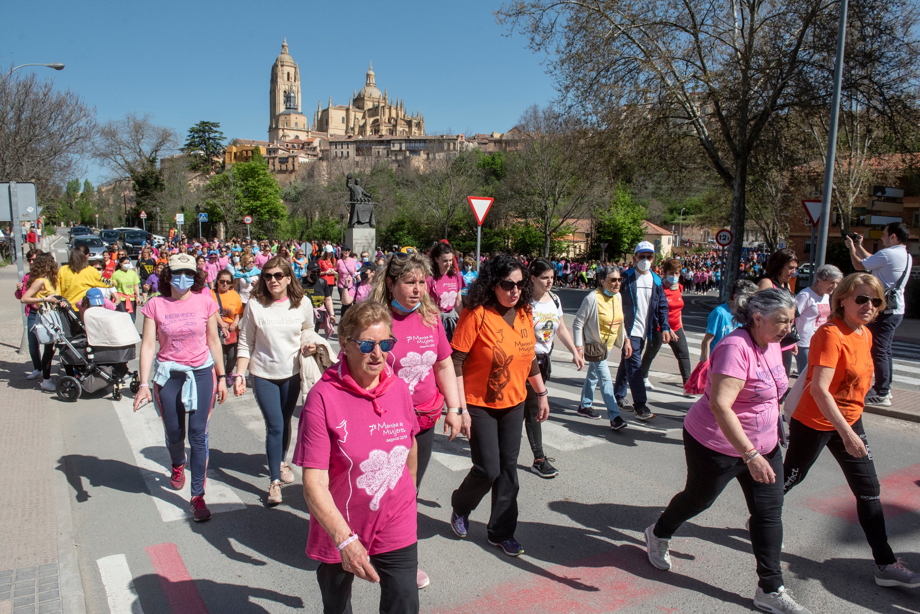 Cientos de mujeres marchan este 1 de mayo por las calles de Segovia.