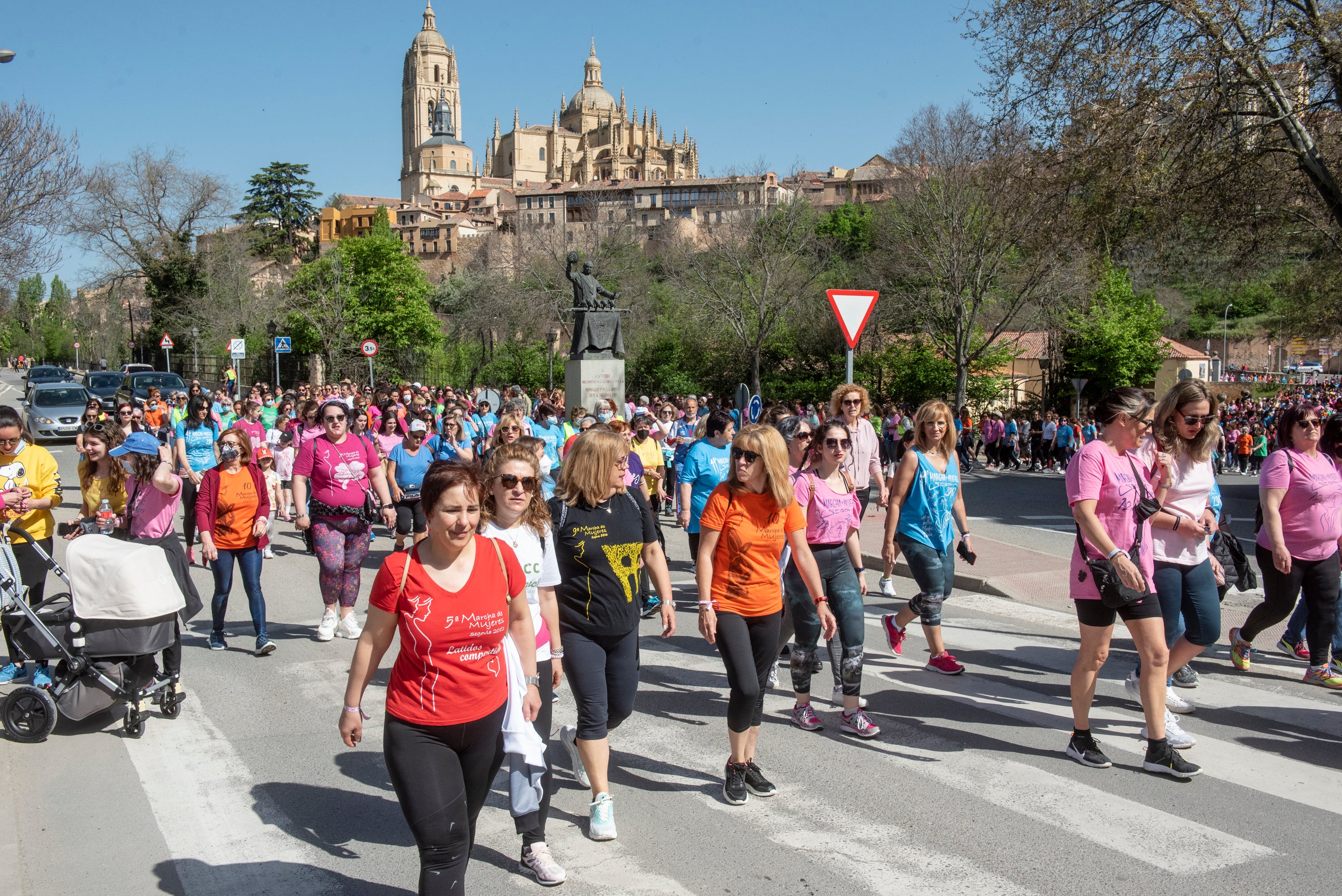Cientos de mujeres marchan este 1 de mayo por las calles de Segovia.