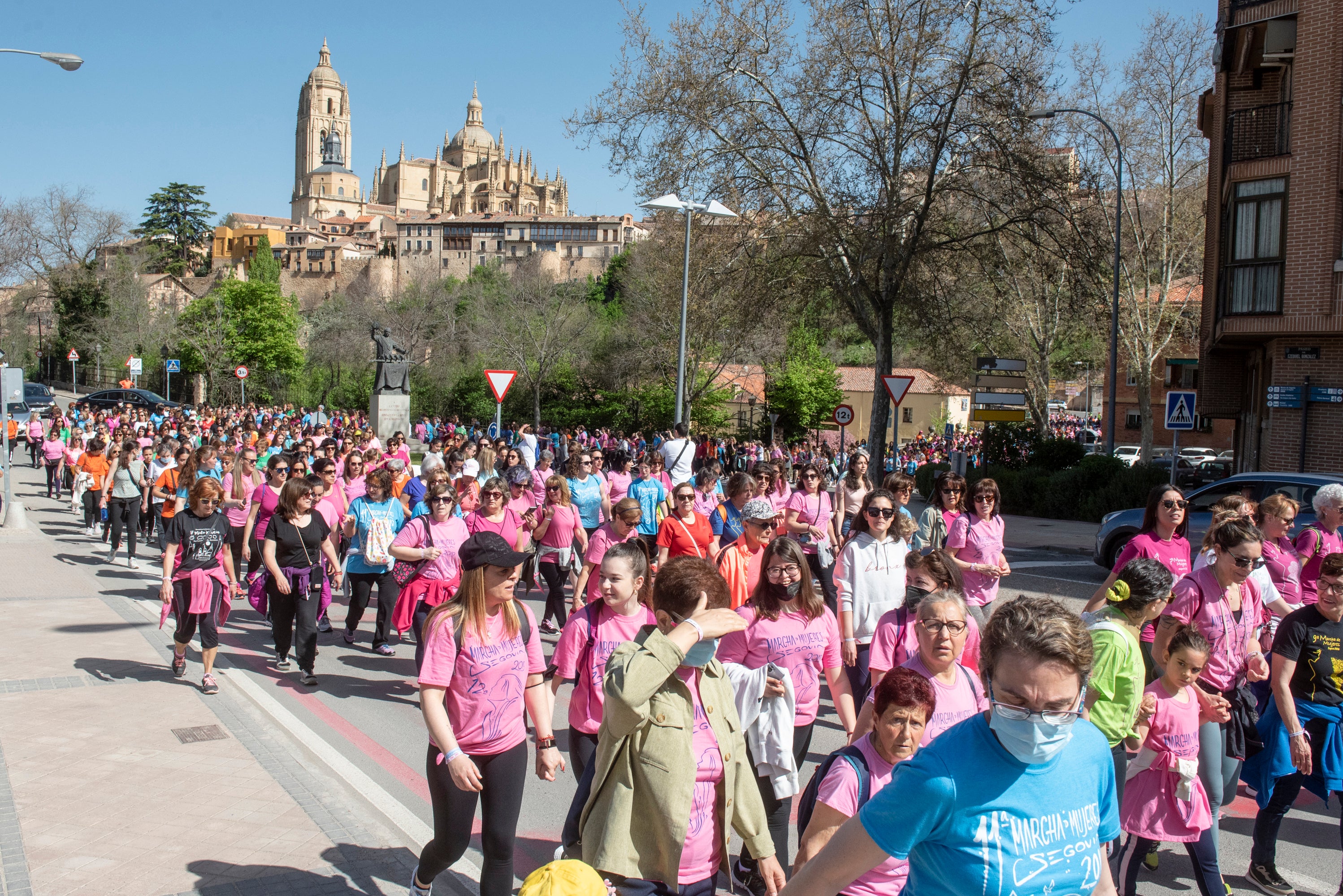 Cientos de mujeres marchan este 1 de mayo por las calles de Segovia.
