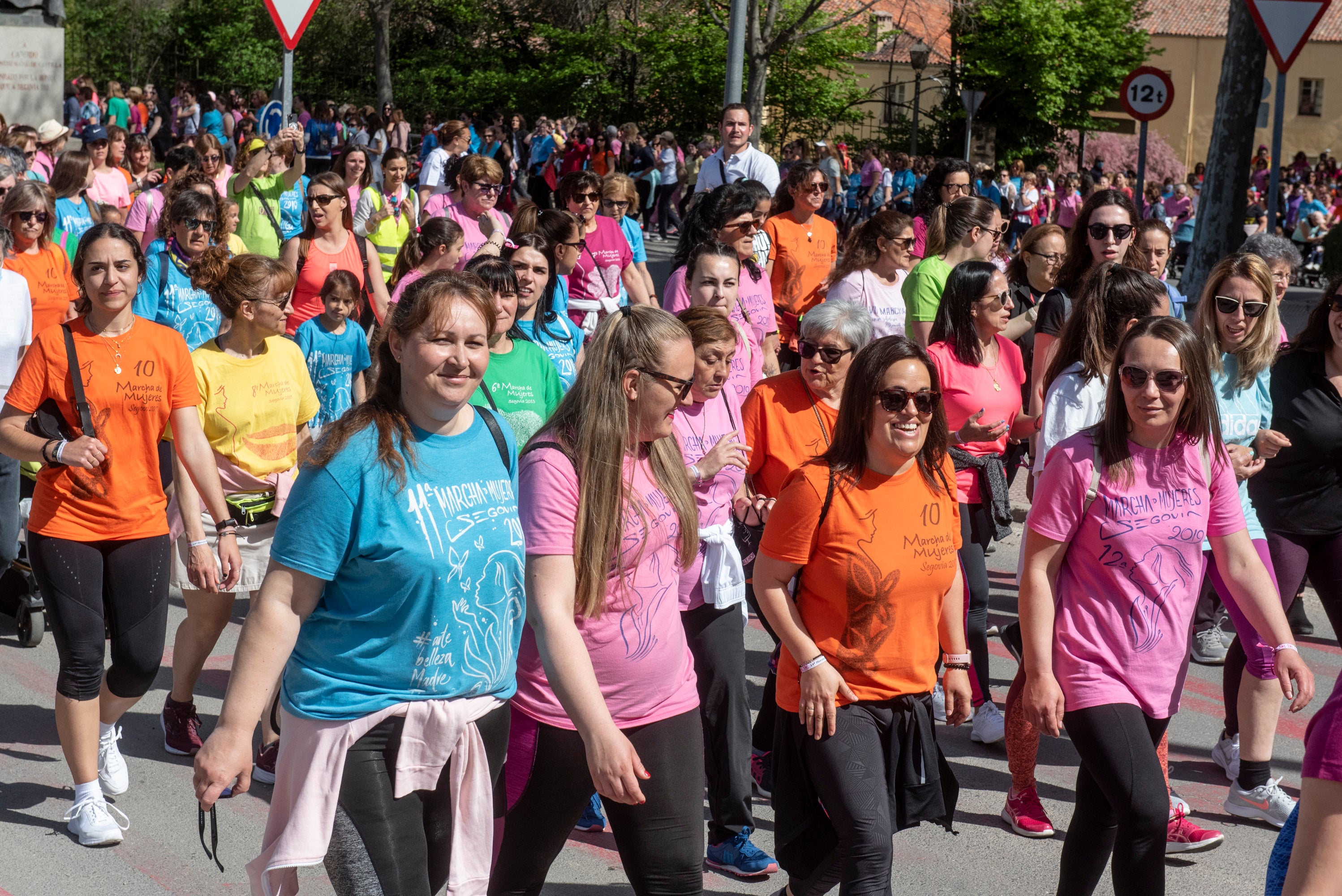 Cientos de mujeres marchan este 1 de mayo por las calles de Segovia.