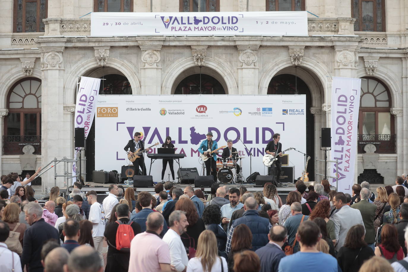 Decenas de personas disfrutan de los vinos y los productos de Valladolid. 