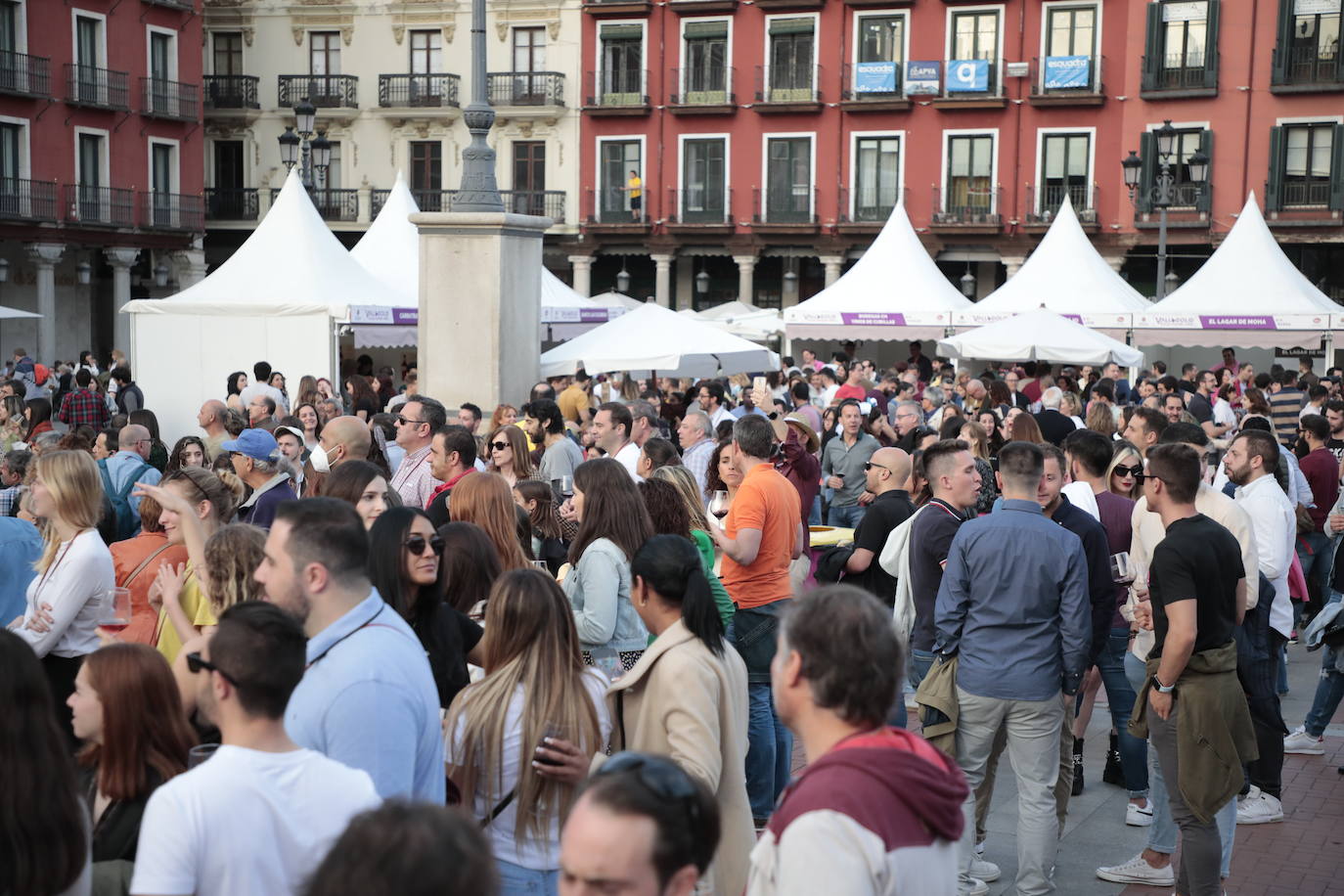 Decenas de personas disfrutan de los vinos y los productos de Valladolid. 