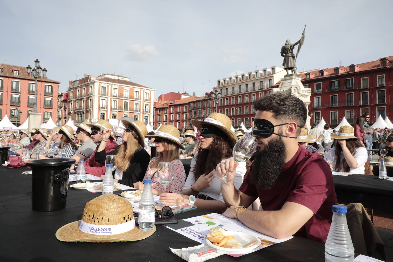 Decenas de personas disfrutan de los vinos y los productos de Valladolid. 