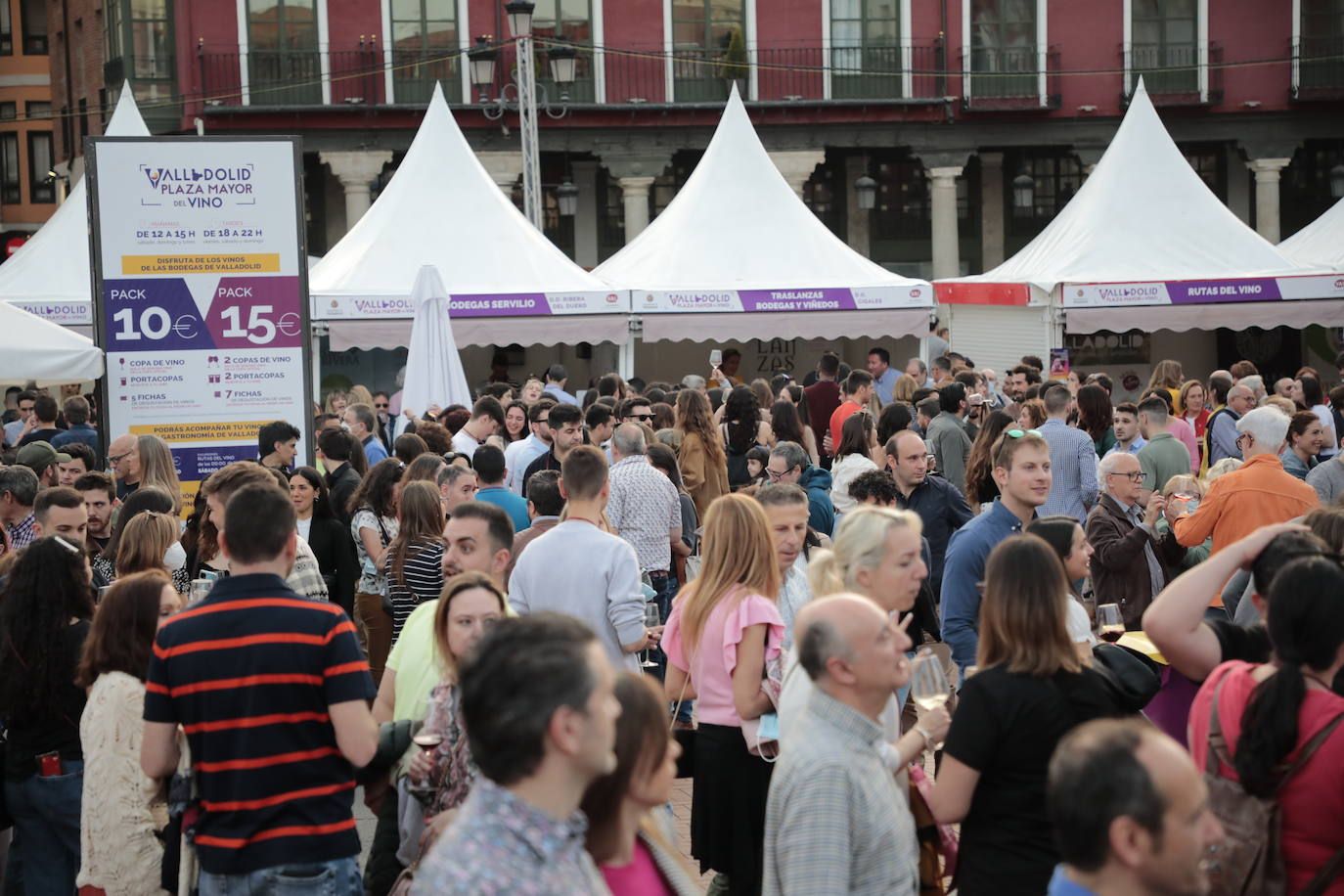 Decenas de personas disfrutan de los vinos y los productos de Valladolid. 