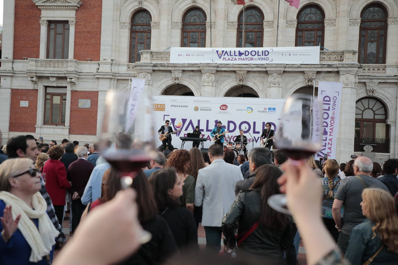 Decenas de personas disfrutan de los vinos y los productos de Valladolid. 