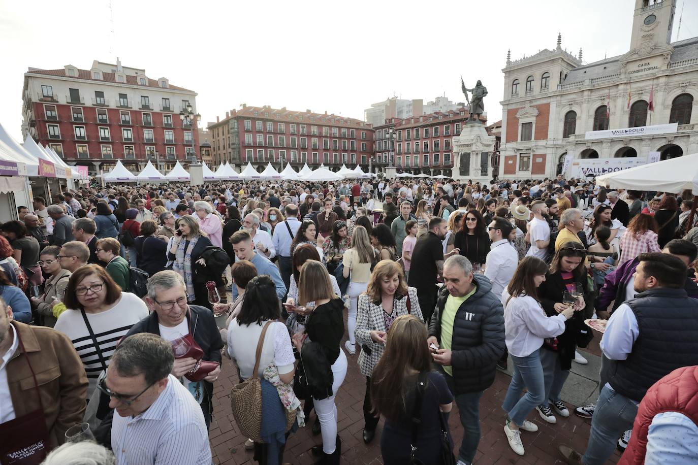 Decenas de personas disfrutan de los vinos y los productos de Valladolid. 