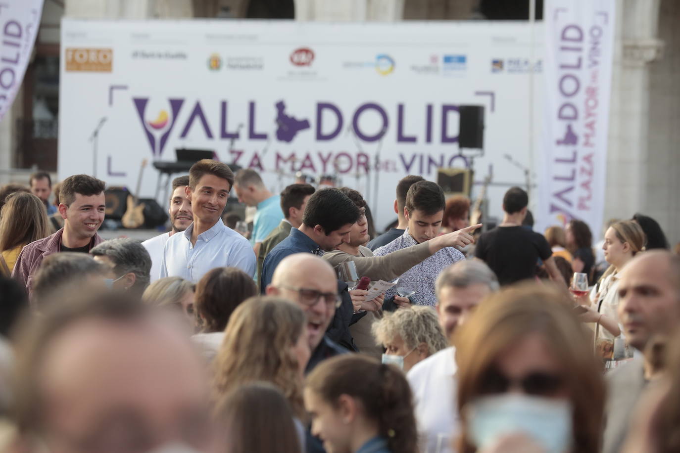 Decenas de personas disfrutan de los vinos y los productos de Valladolid. 