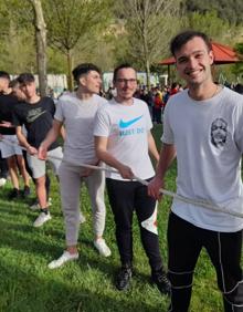 Imagen secundaria 2 - Quintos de 2020, 2021 y 2022 pingando el mayo de Cabezón de Pisuerga 