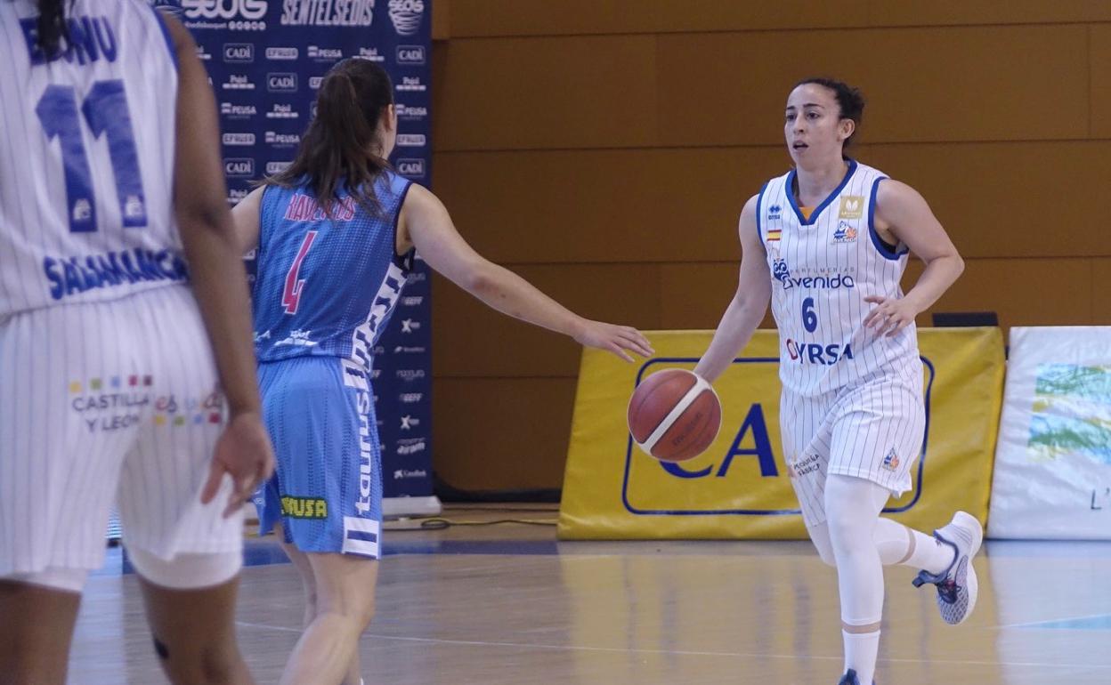 Silvia Domínguez conduce un balón en el partio en Urgell. 