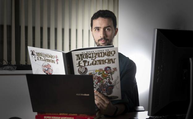 El físico Gabriel Pérez Callejo lee un tebeo de su colección de Ibáñez en su despacho de Ciencias de la UVA.