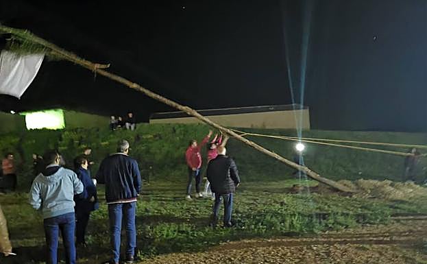Quintos de 2021 y 2022 de Torrelobatón izando su mayo en la explanada del castillo 