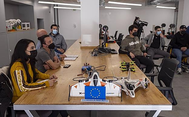 Imagen principal - Marian Diez, coordinadora del centro., en la segunda magen.