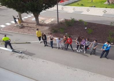 Imagen secundaria 1 - Quintos de 2020, 2021 y 2022 pingando el mayo de Cabezón de Pisuerga 