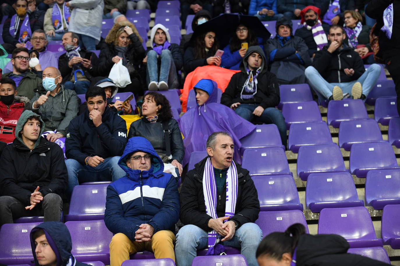 Aficionados en las gradas del Zorrilla durante el encuentro con la Real Sociedad B. 