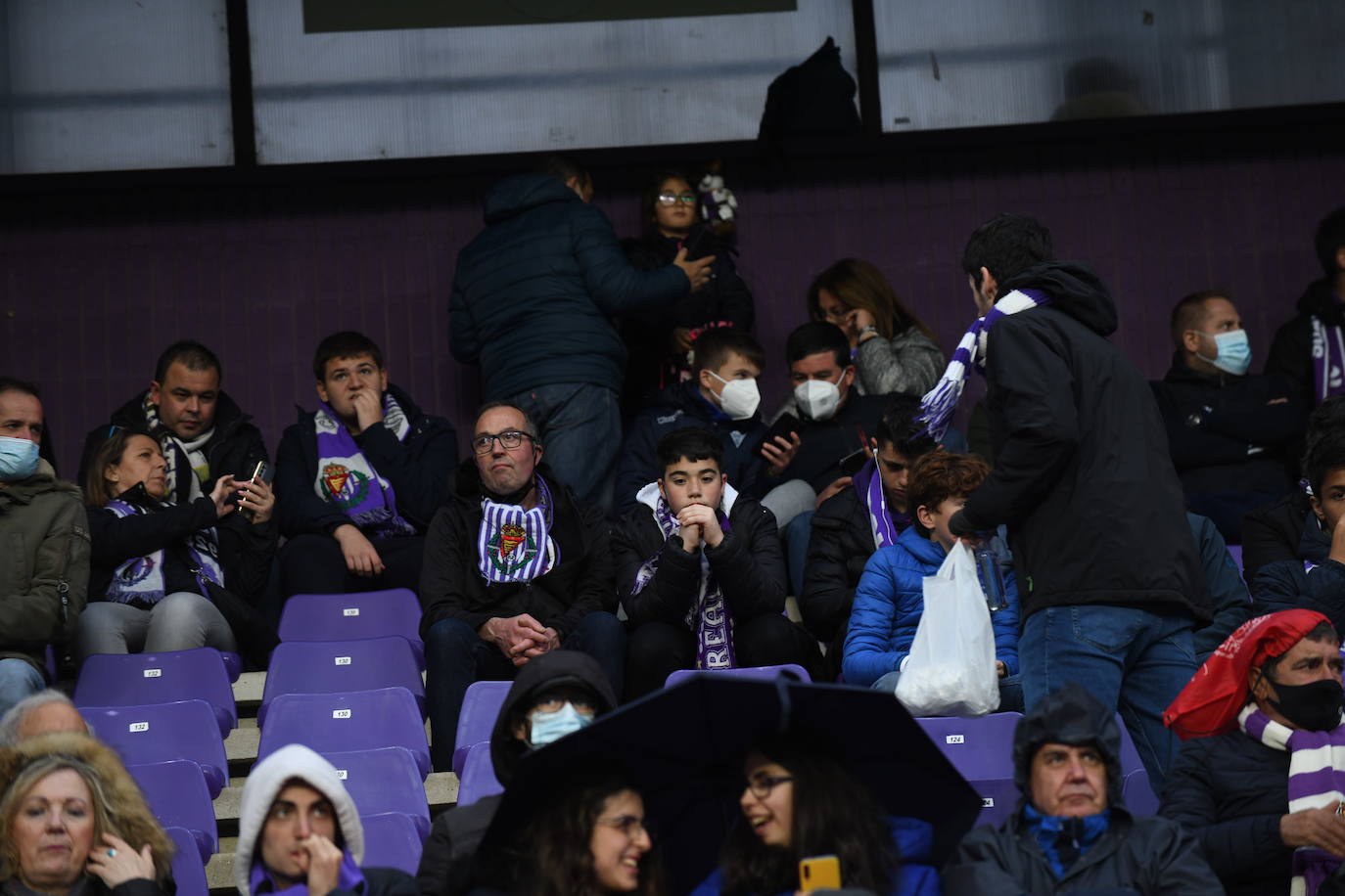 Aficionados en las gradas del Zorrilla durante el encuentro con la Real Sociedad B. 