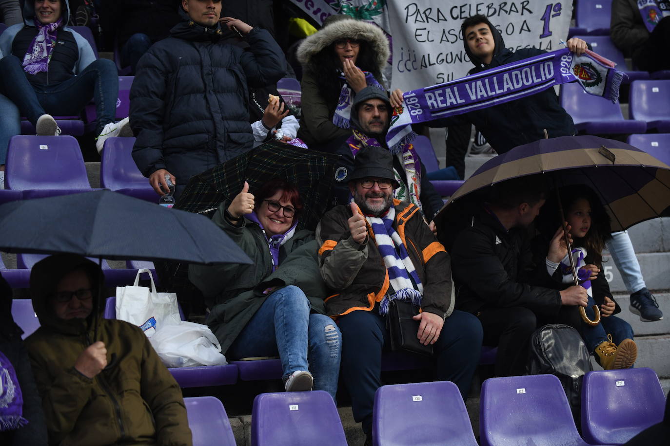 Aficionados en las gradas del Zorrilla durante el encuentro con la Real Sociedad B. 