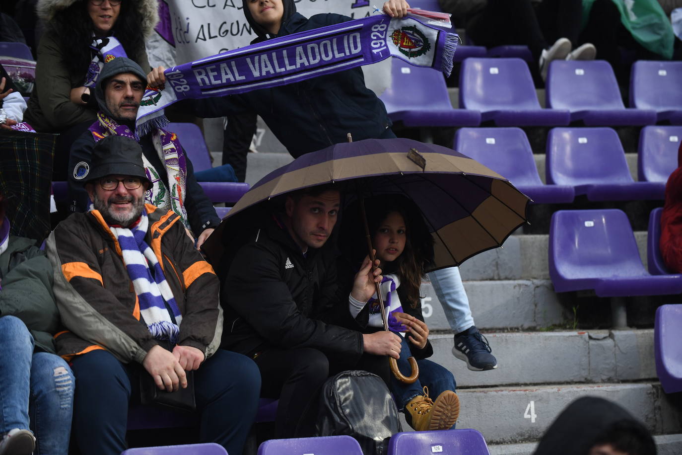 Aficionados en las gradas del Zorrilla durante el encuentro con la Real Sociedad B. 