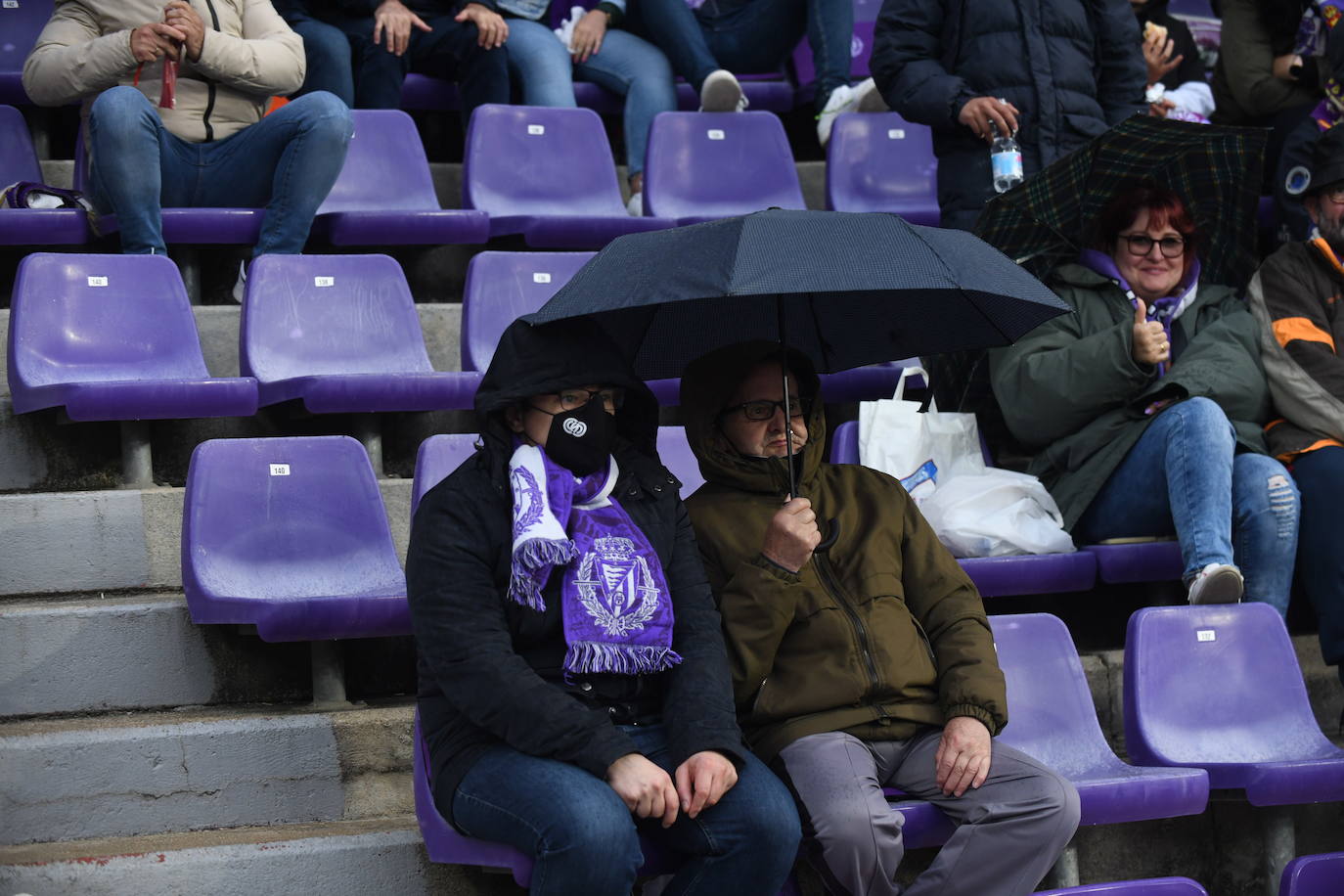 Aficionados en las gradas del Zorrilla durante el encuentro con la Real Sociedad B. 