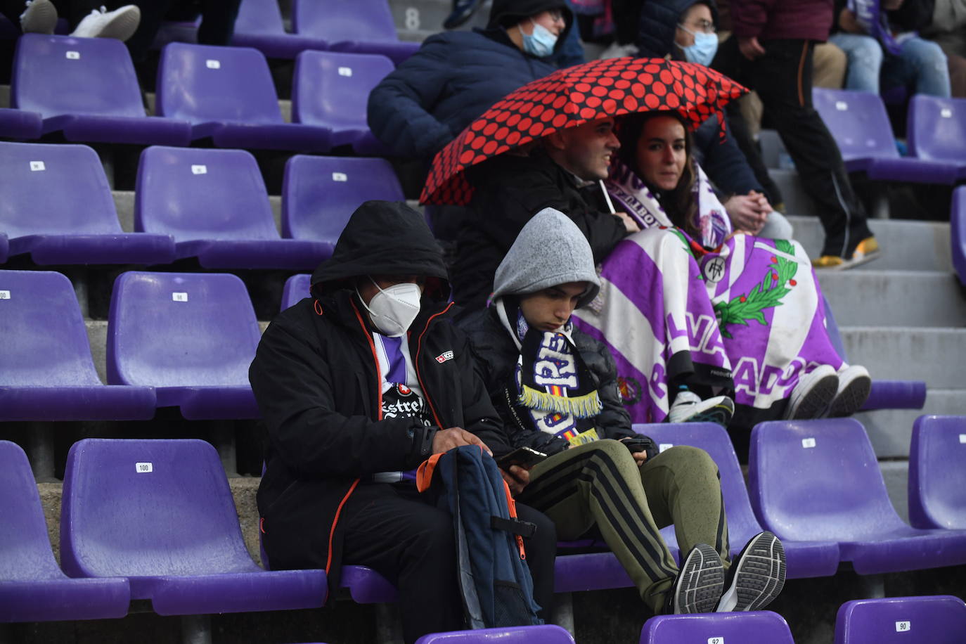 Aficionados en las gradas del Zorrilla durante el encuentro con la Real Sociedad B. 