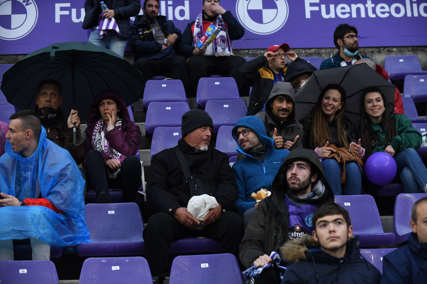 Aficionados en las gradas del Zorrilla durante el encuentro con la Real Sociedad B. 