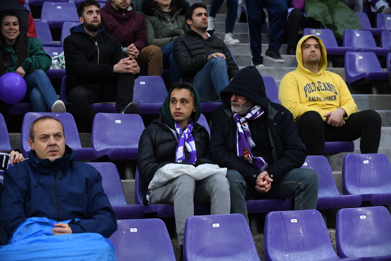 Aficionados en las gradas del Zorrilla durante el encuentro con la Real Sociedad B. 