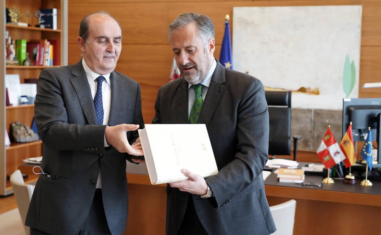 Tomás Quintana entrega al presidente de las Cortes el informa anual sobre las quejas que tramitó en 2021.