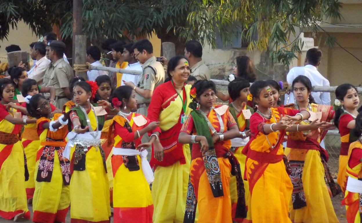 Varios jóvenes celebran el festival de primavera de Santiniketan. 