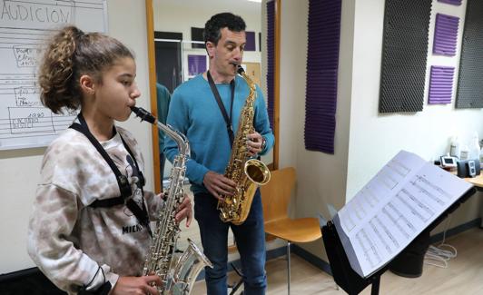 Elena Prieto, alumna de Marcos Palancares, toca el saxofón. 