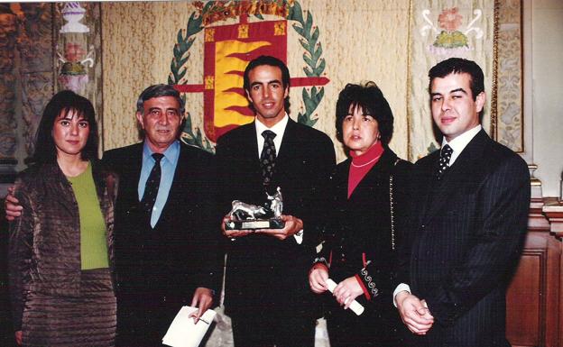 El torero David Luguillano junto a sus padres, Clemente y Ana Mari, y sus hermanos, Ana y Jorge, tras recoger el trofeo San Pedro Regalado en el Ayuntamiento de Valladolid. 
