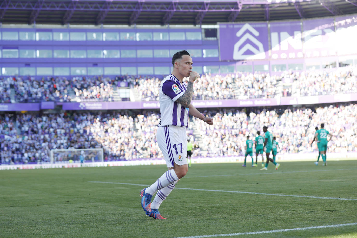 Roque Mesa dedica su gol a su hijo recién nacido. 