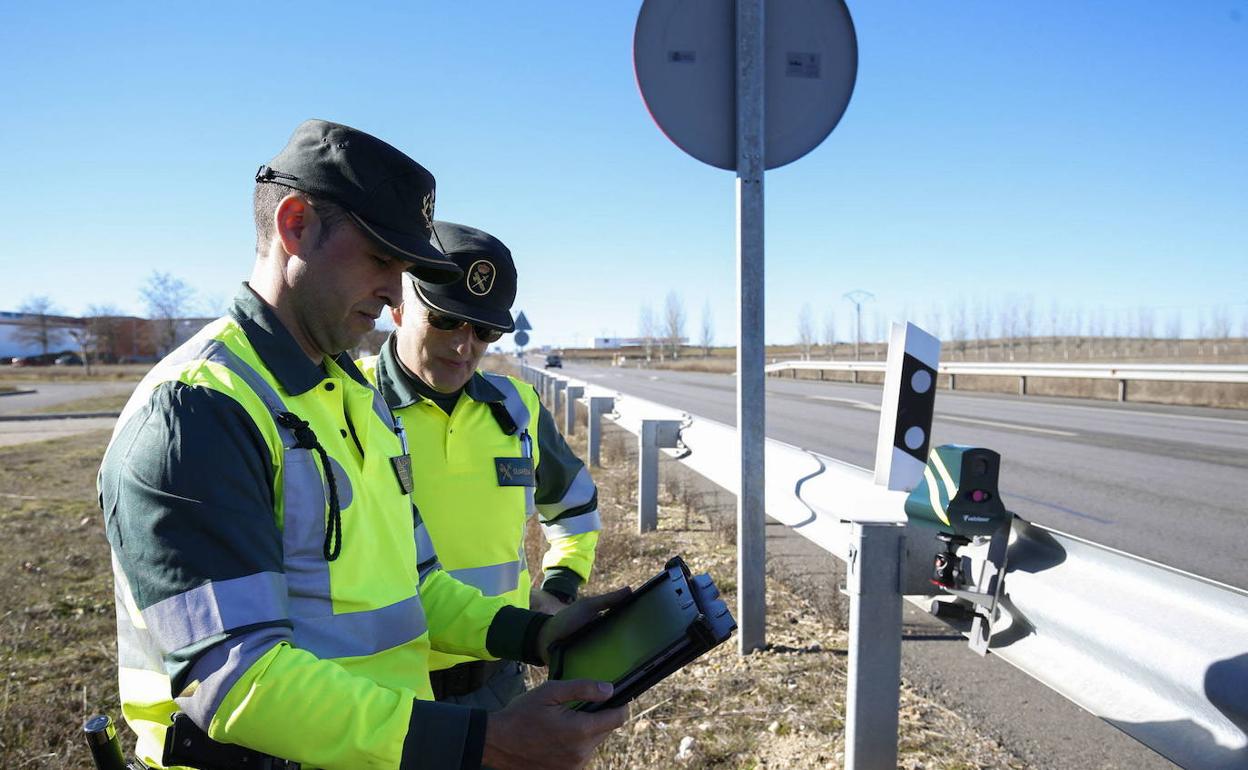 Dos guardias civiles comprueban el funcionamiento de un radar.